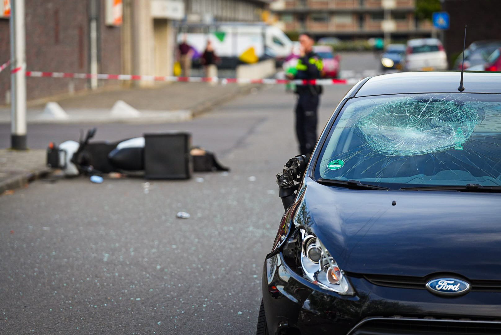 Bestuurder bezorgscooter gewond na forse aanrijding in Arnhem