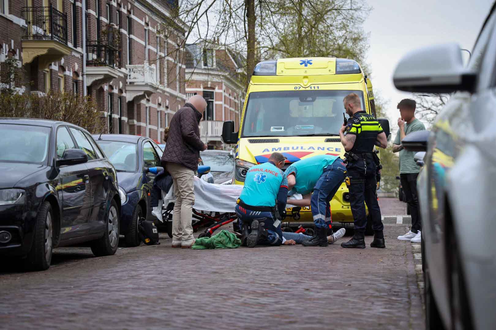Fietsster gewond door openslaande deur in Arnhem