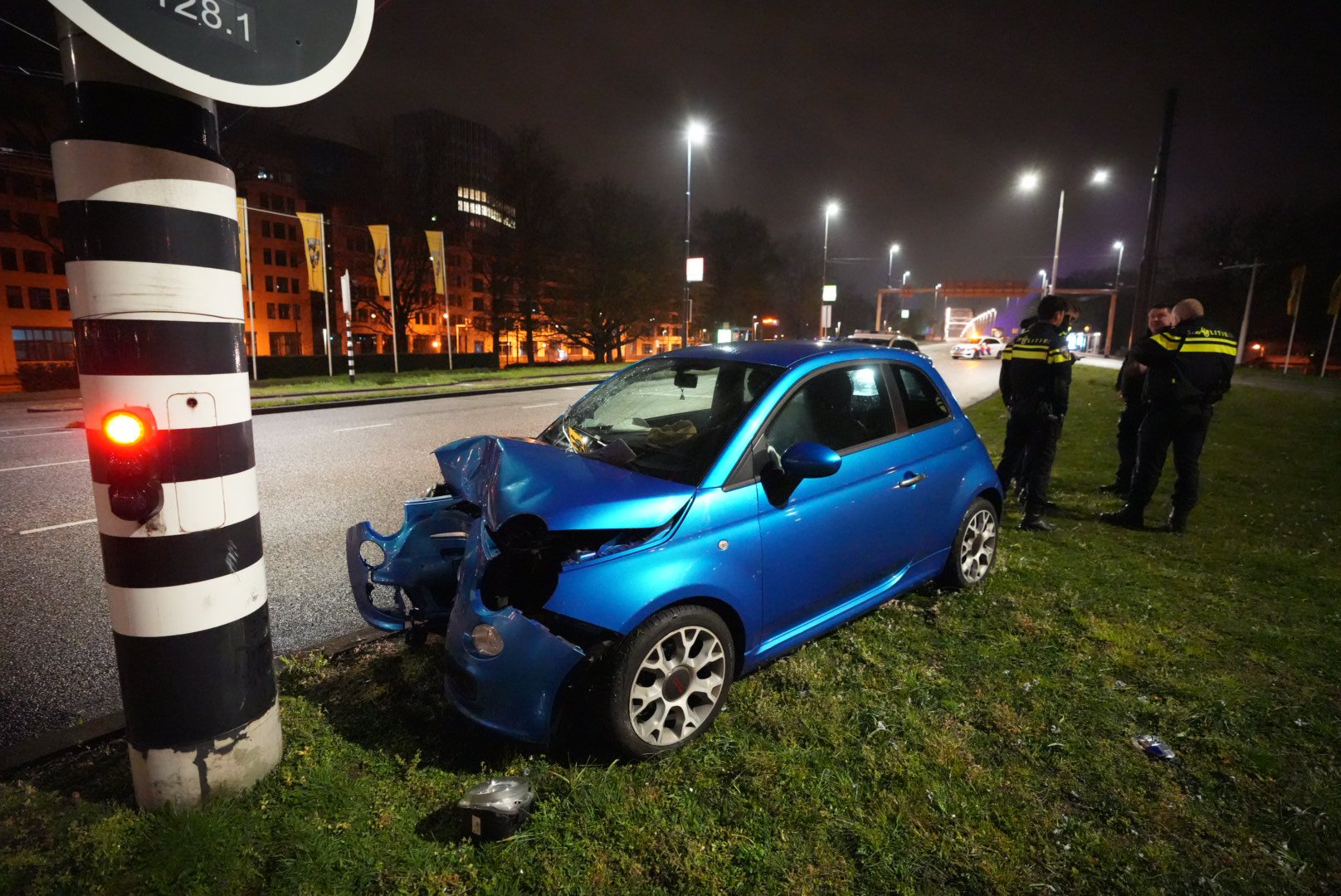 Automobilist met spoed afgevoerd na ongeluk Airborneplein Arnhem