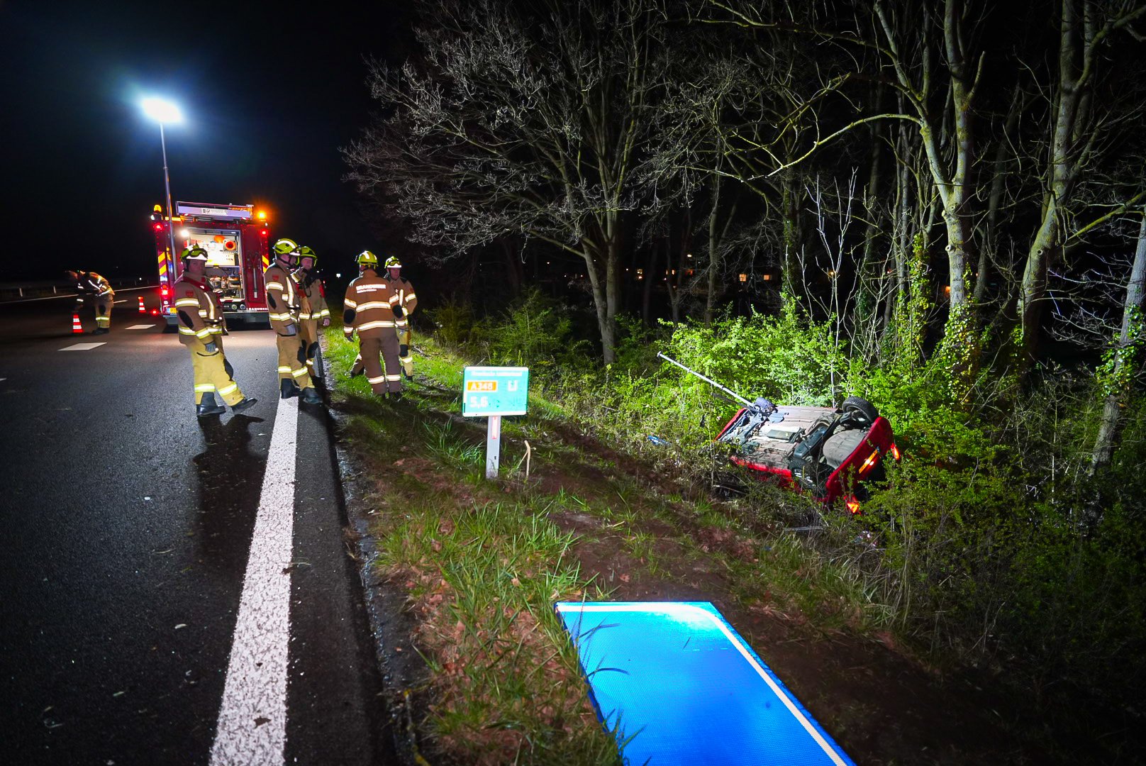 Automobilist op zijn kop onderaan talud bij ongeluk A348