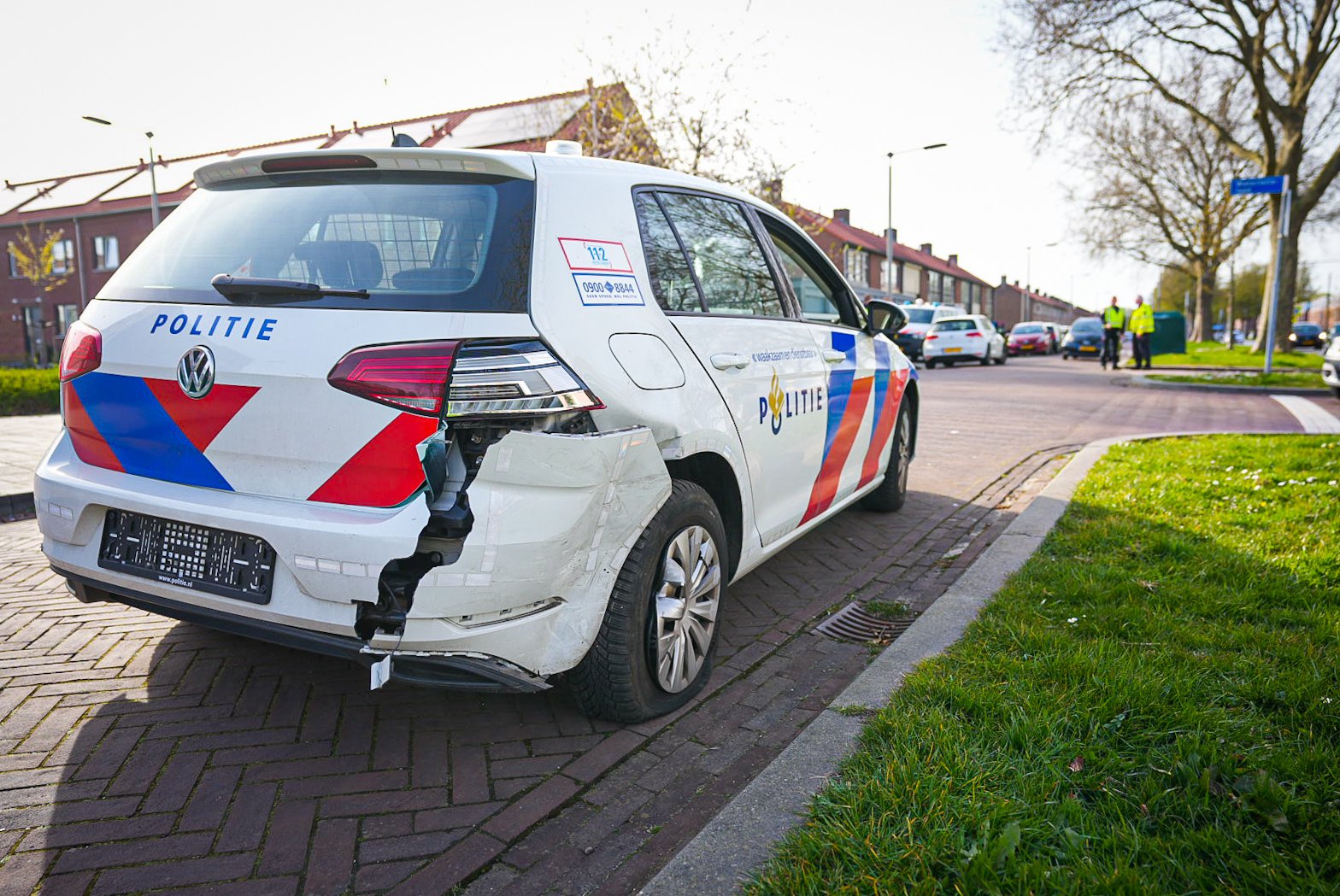 Politieauto geramd bij achtervolging in Arnhemse woonwijk, agent gewond