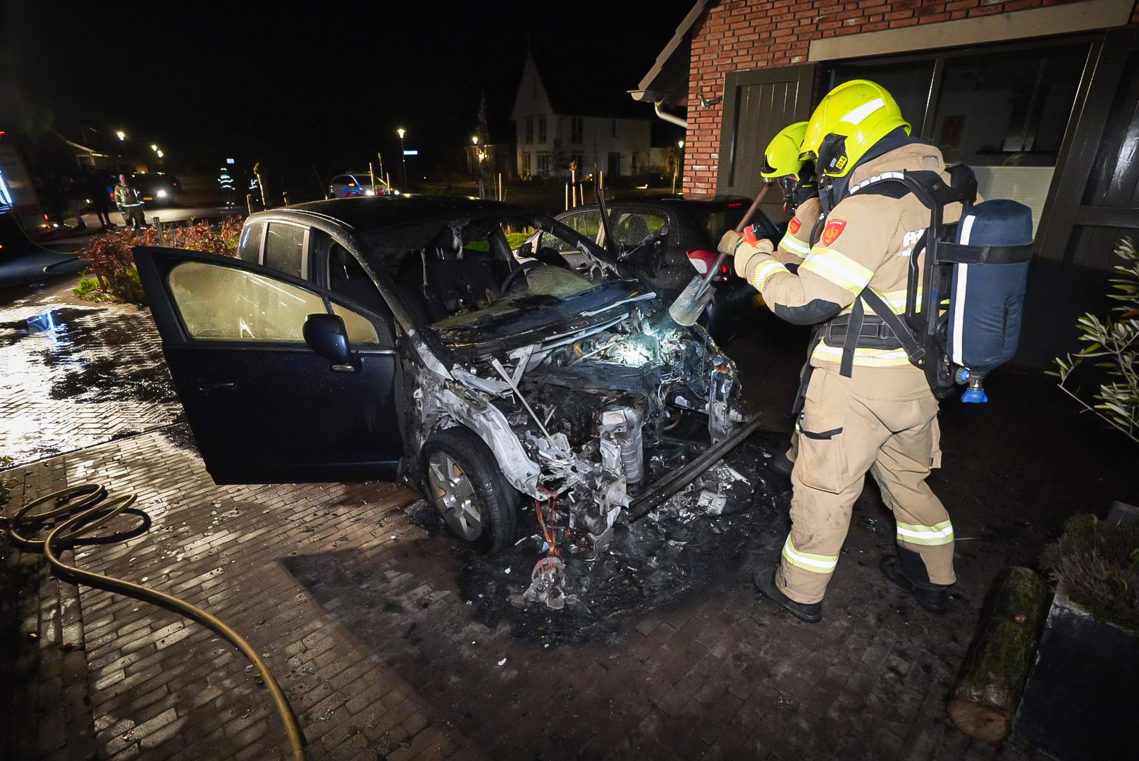 Auto in brand gestoken op oprit van woning in Arnhem
