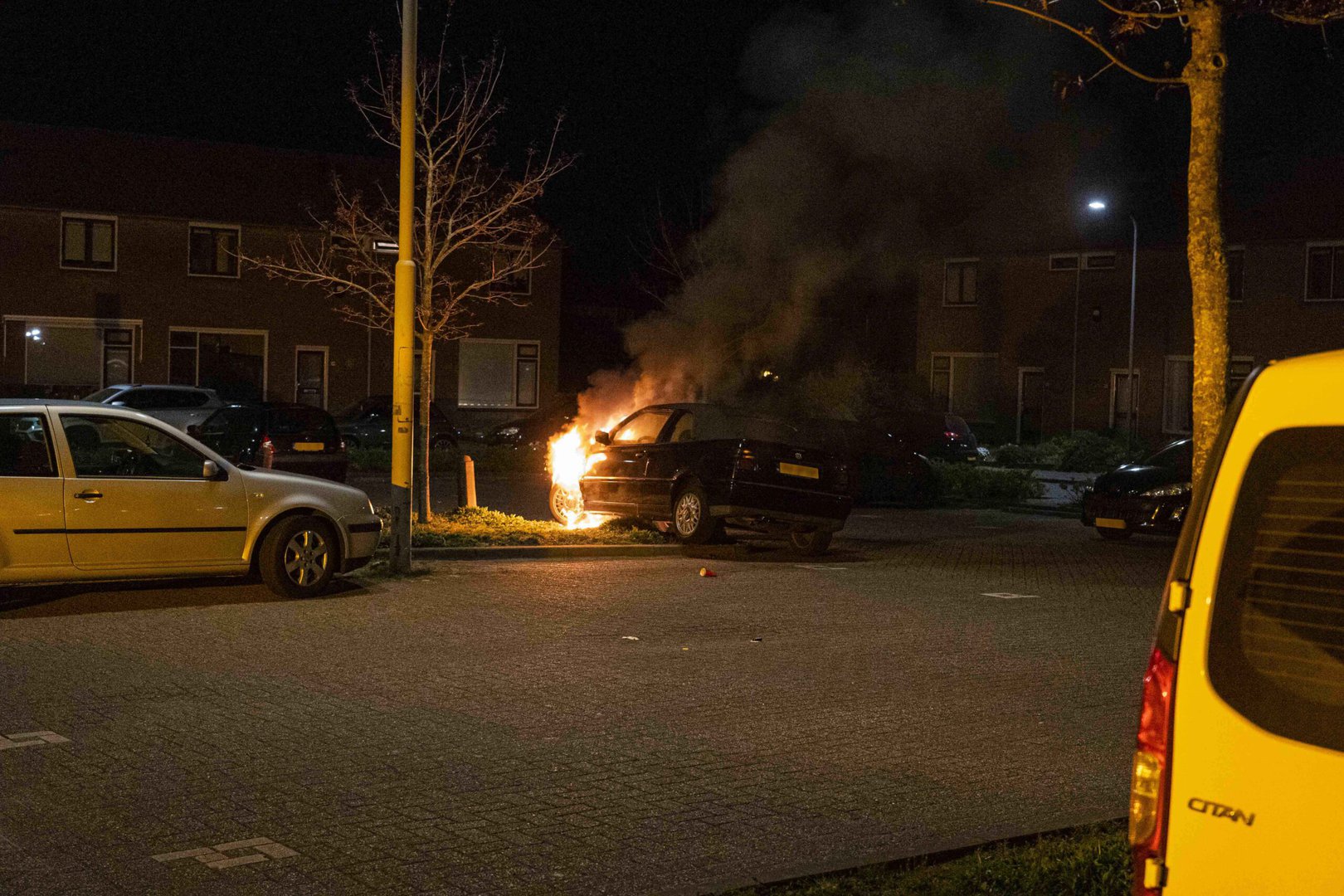 Auto vliegt in brand in Dieren, vermoedelijk na ongeluk