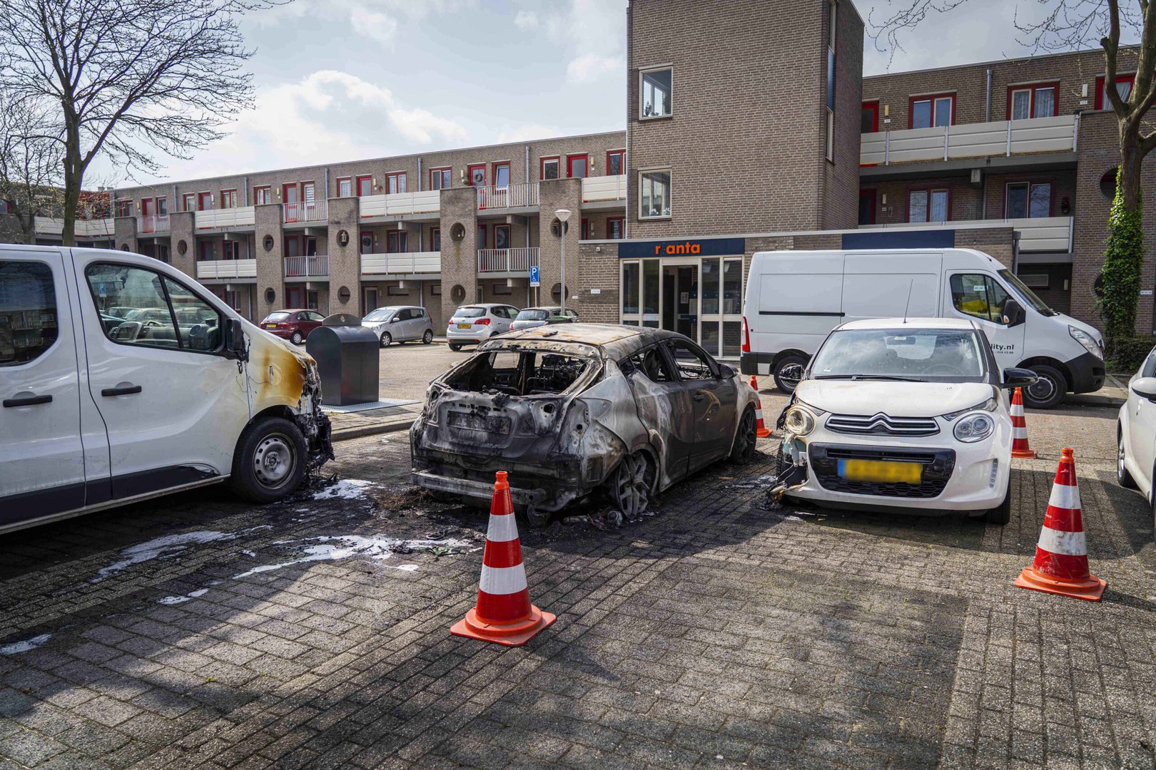 Autobrand op parkeerplaats in Duiven, meerdere auto’s beschadigd