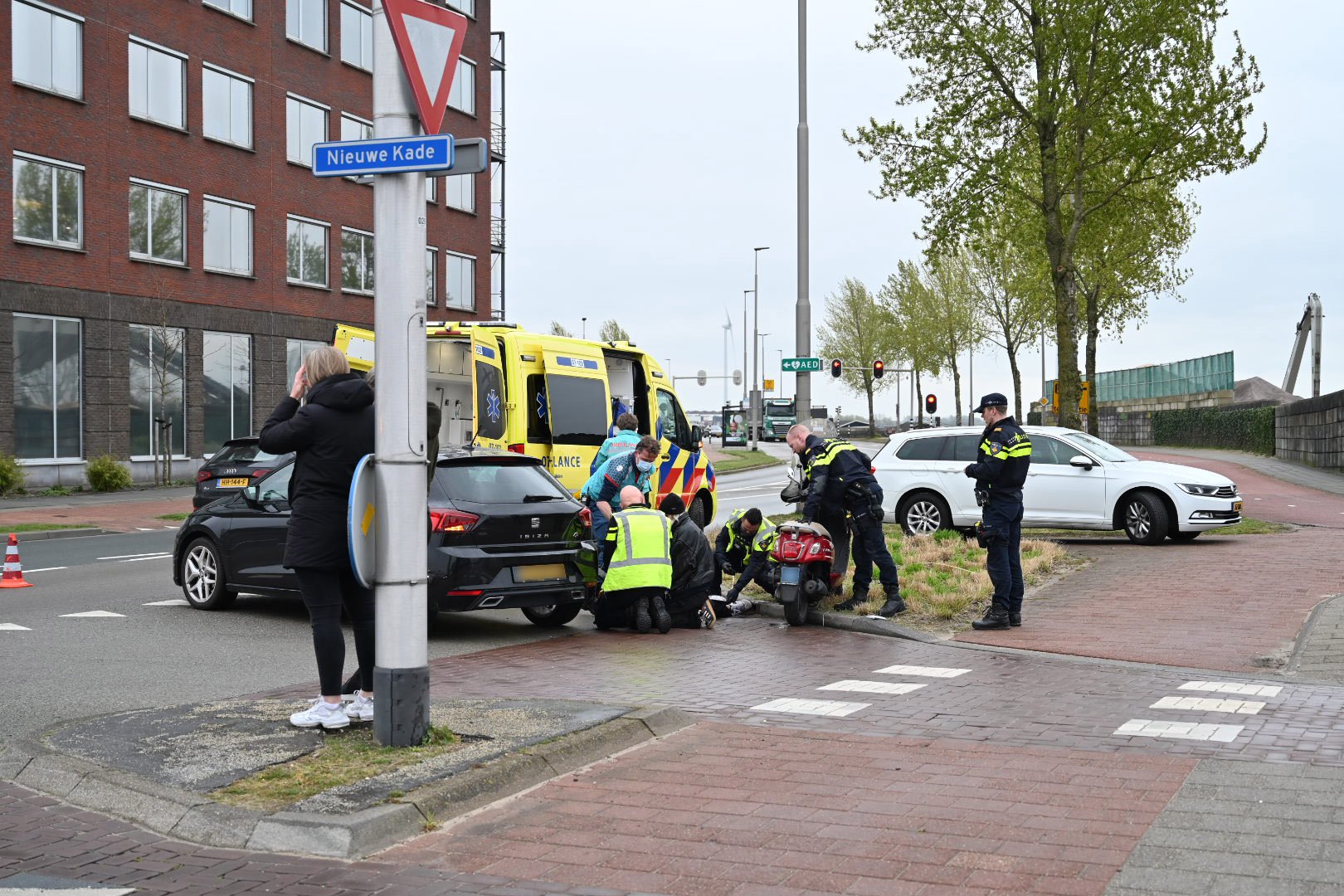 Scooterrijder loopt ernstige beenverwondingen op bij ongeluk Arnhem