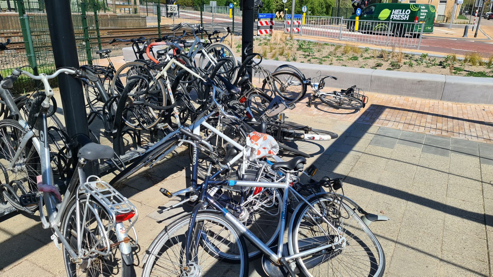 Tientallen fietsen vernield op station Rheden
