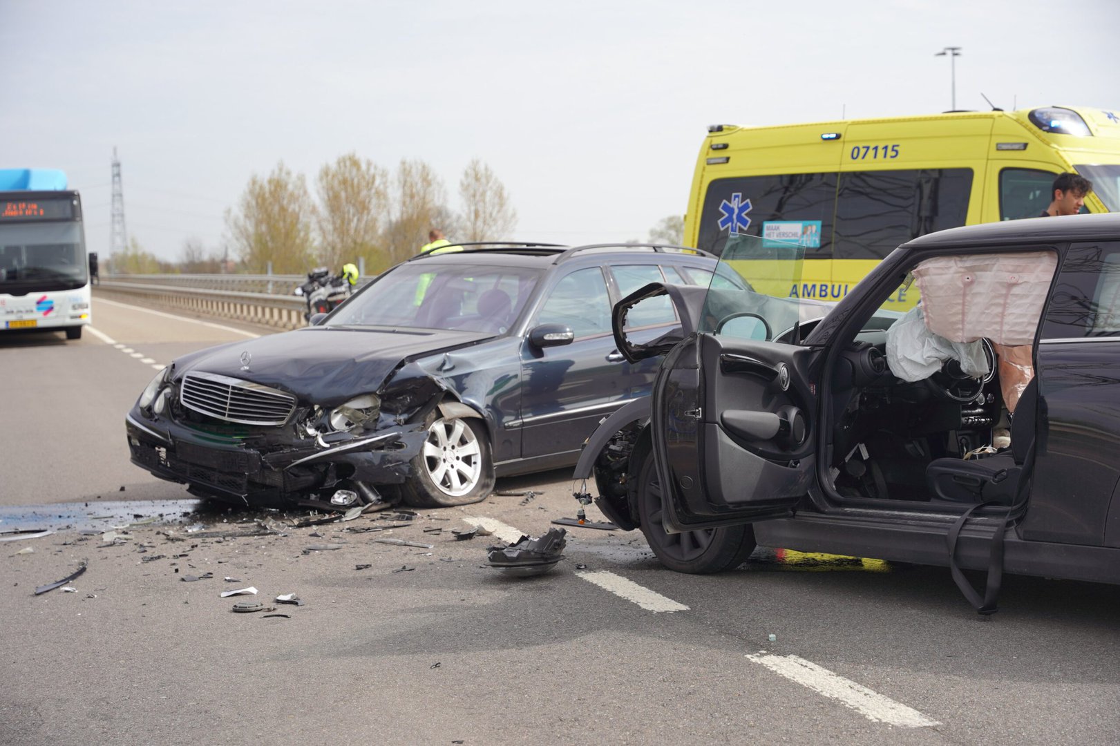 Auto’s total loss bij ongeval op kruising in Valburg