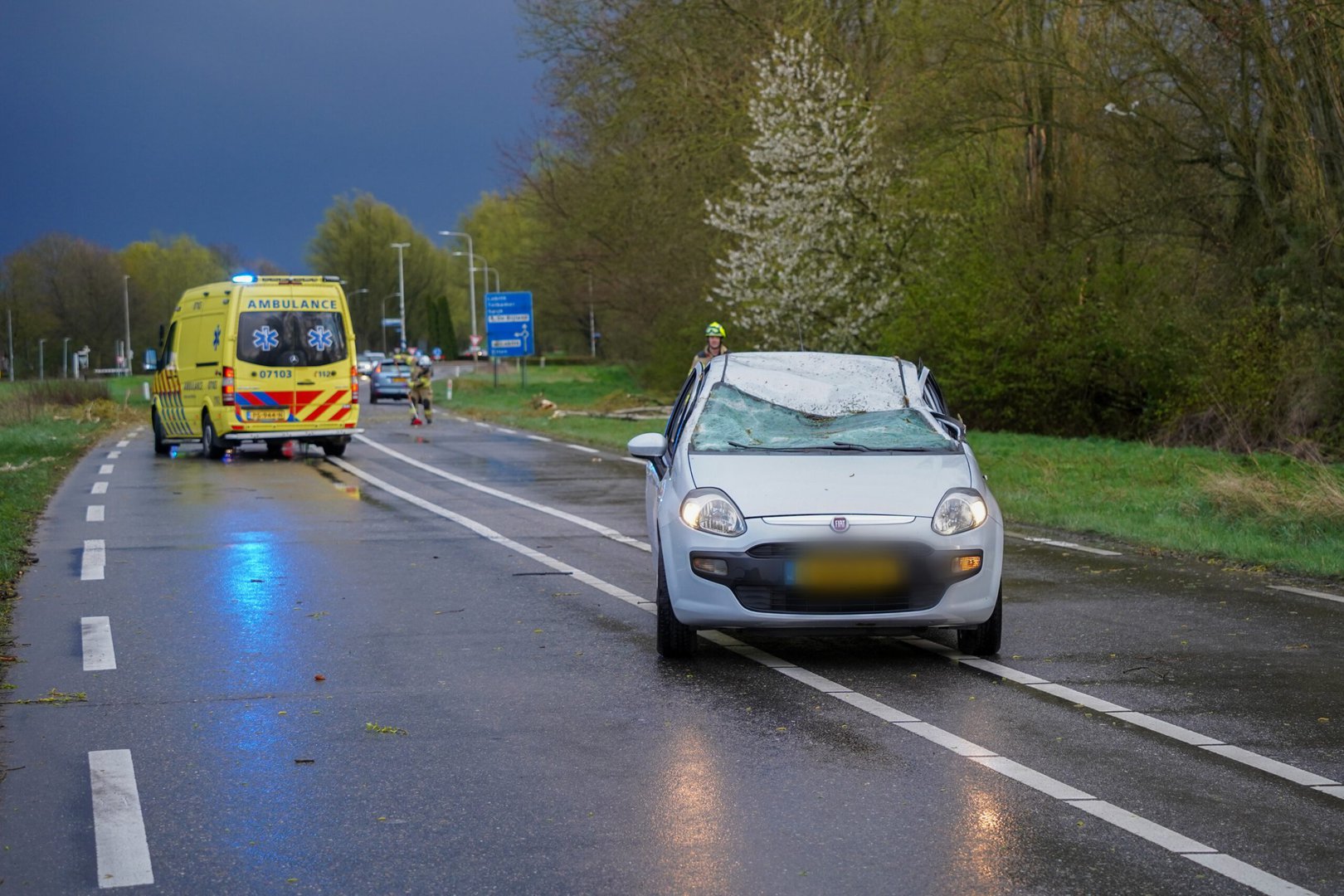 Boom valt op twee rijdende auto’s