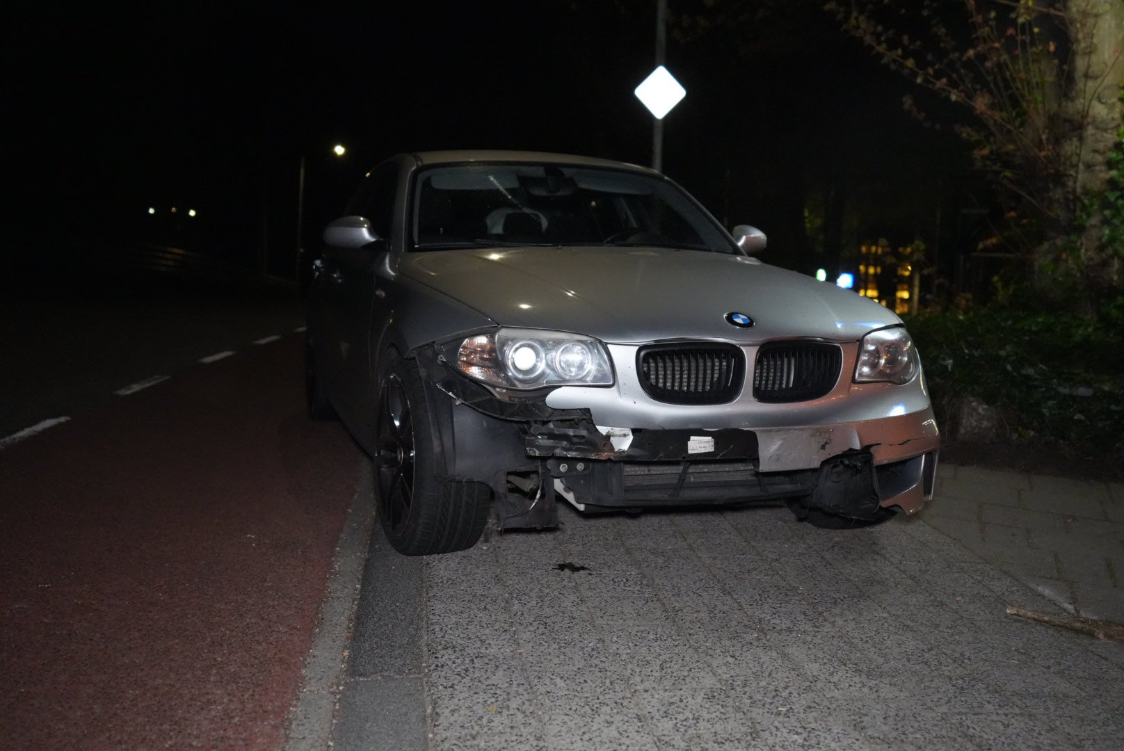 Oosterbeek: automobilist onder invloed ramt hek en rijdt weg