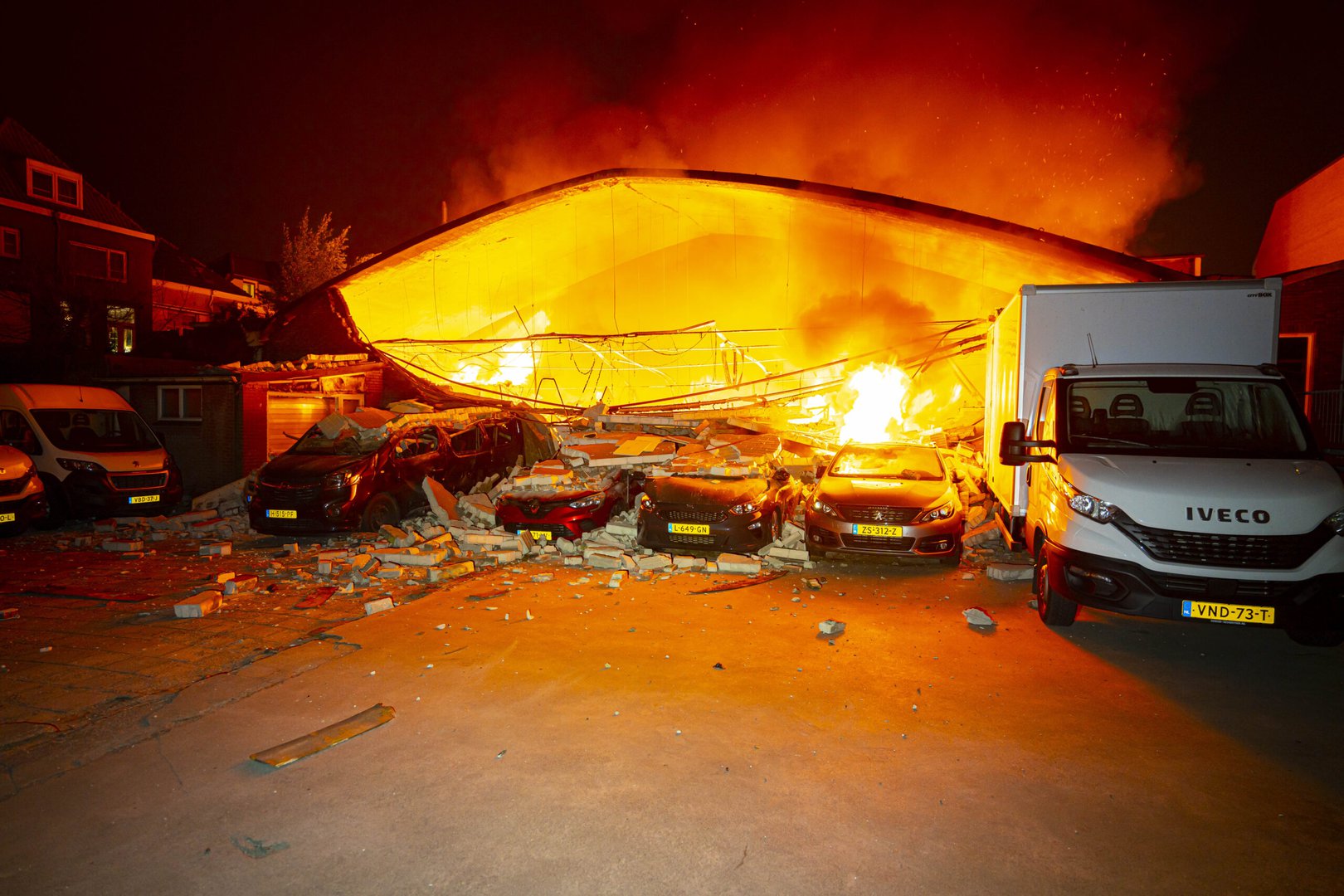 Grote brand vlakbij binnenstad Arnhem, tientallen woningen ontruimd