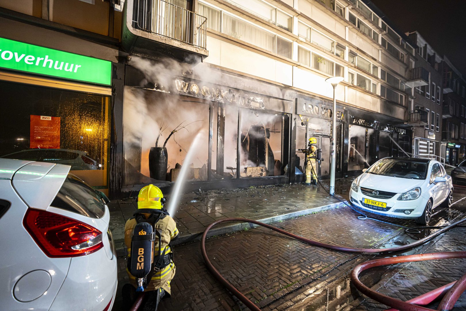 Politie: grote brand Arnhem aangestoken, 2 specifieke voorbijgangers gezocht