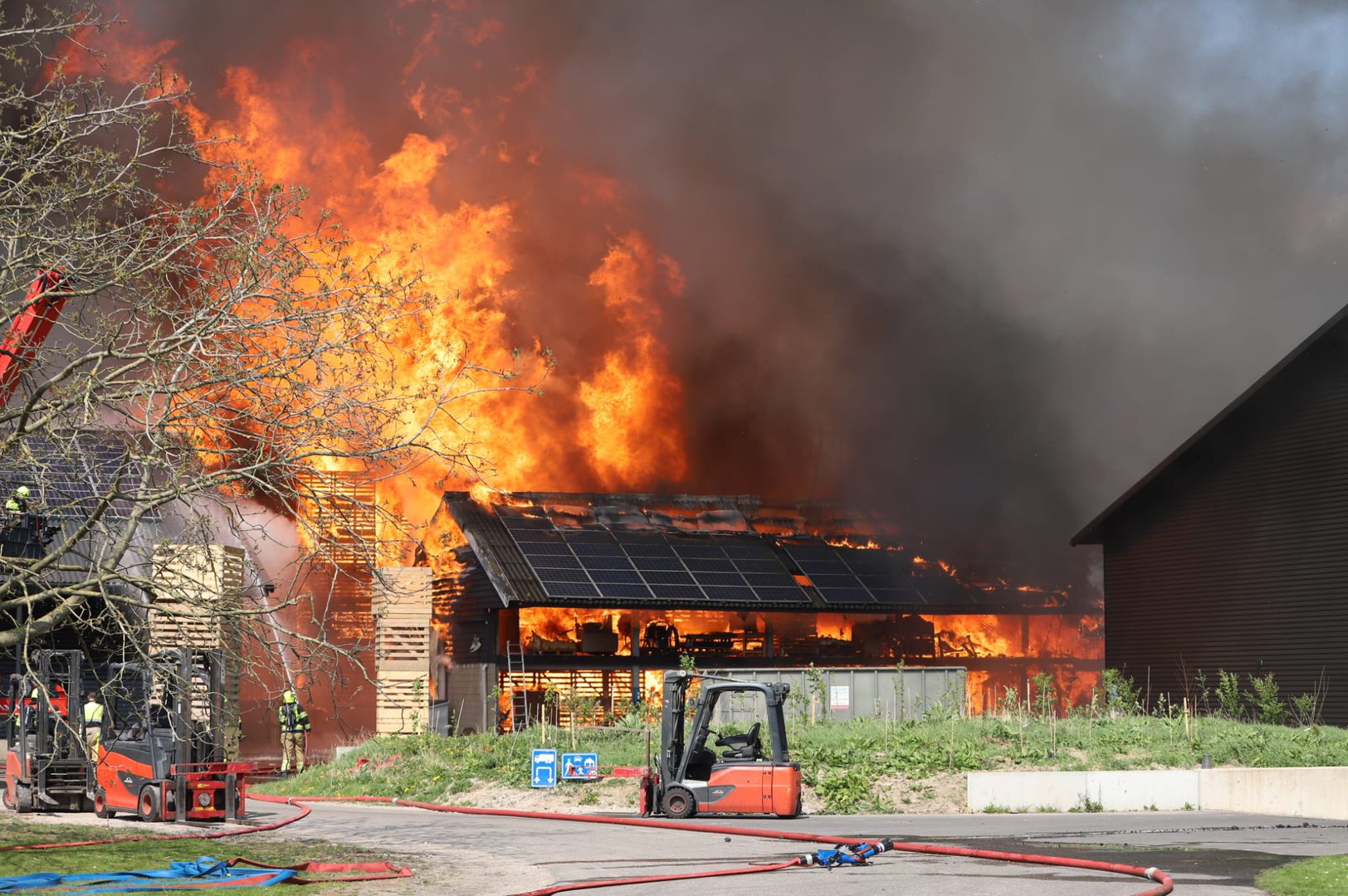UPDATE: Twee grote branden in Erichem: Omwonenden helpen met brandbestrijding