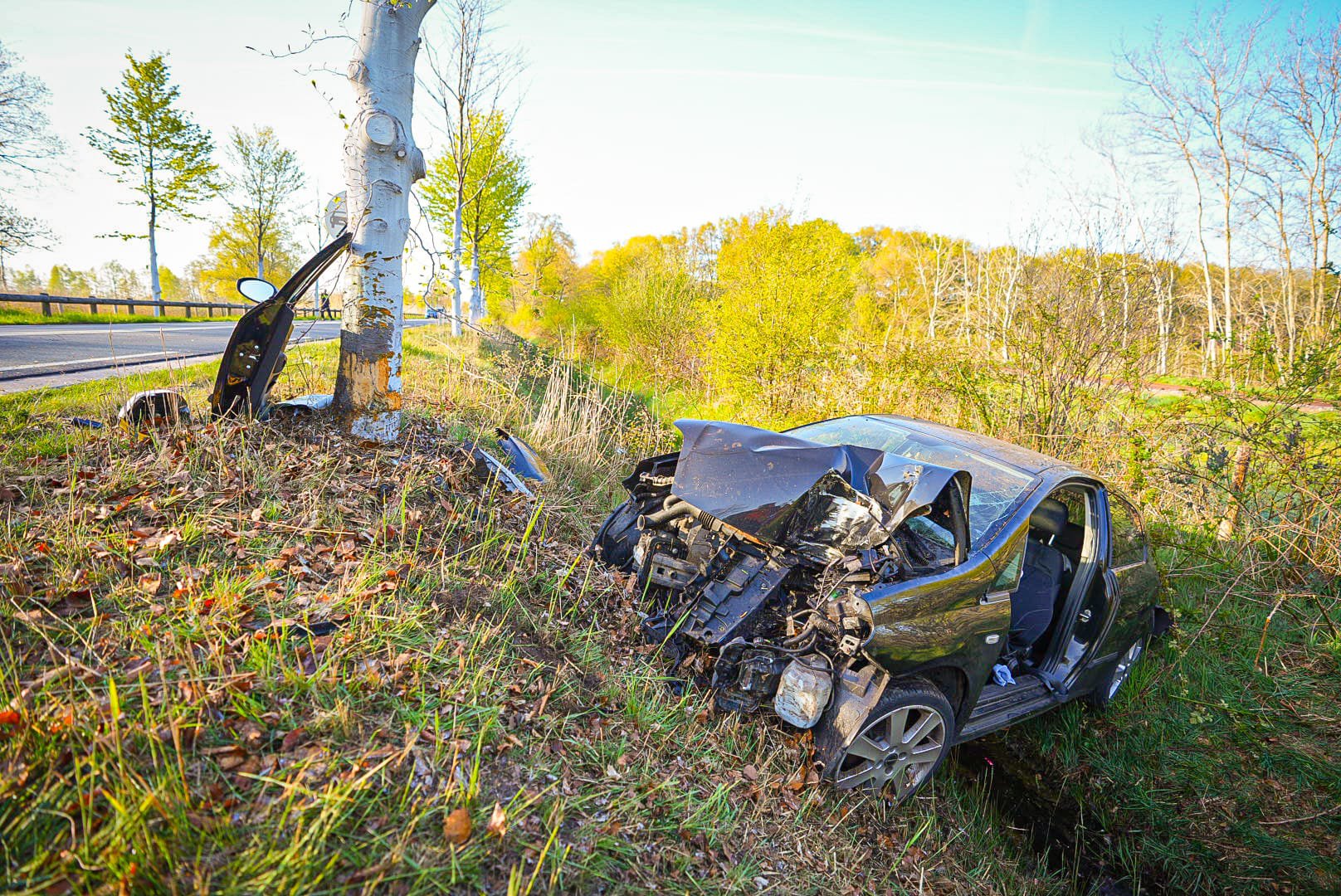 Auto raakt van de weg op Kanaalweg bij Laag-Soeren: één gewonde