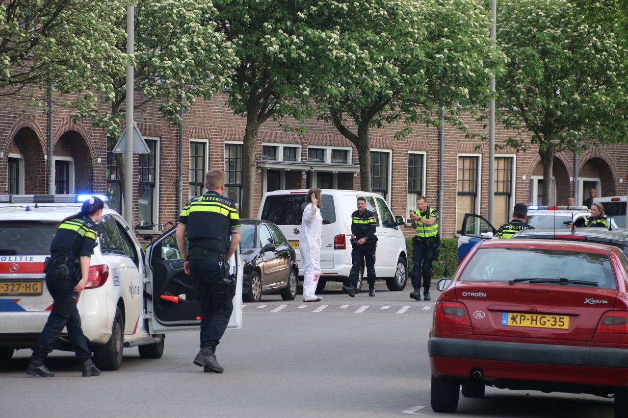 VIDEO: Man getaserd in Arnhem bij aanhouding met getrokken vuurwapens