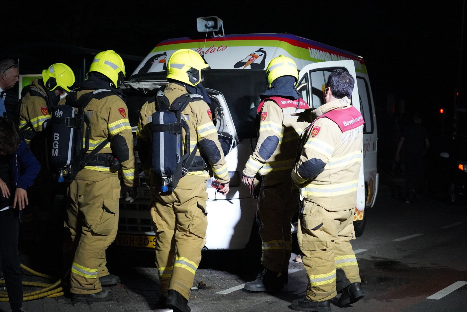 IJscowagen vliegt in brand in Dieren: omstanders schieten te hulp