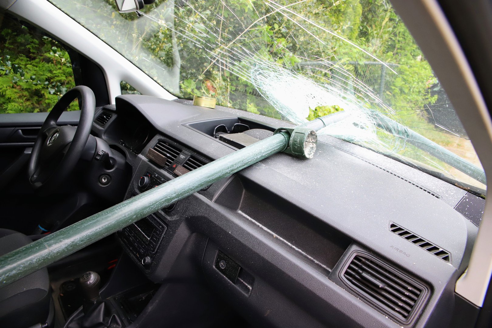 Bizar: ijzeren buis dwars door het voorraam bij ongeluk