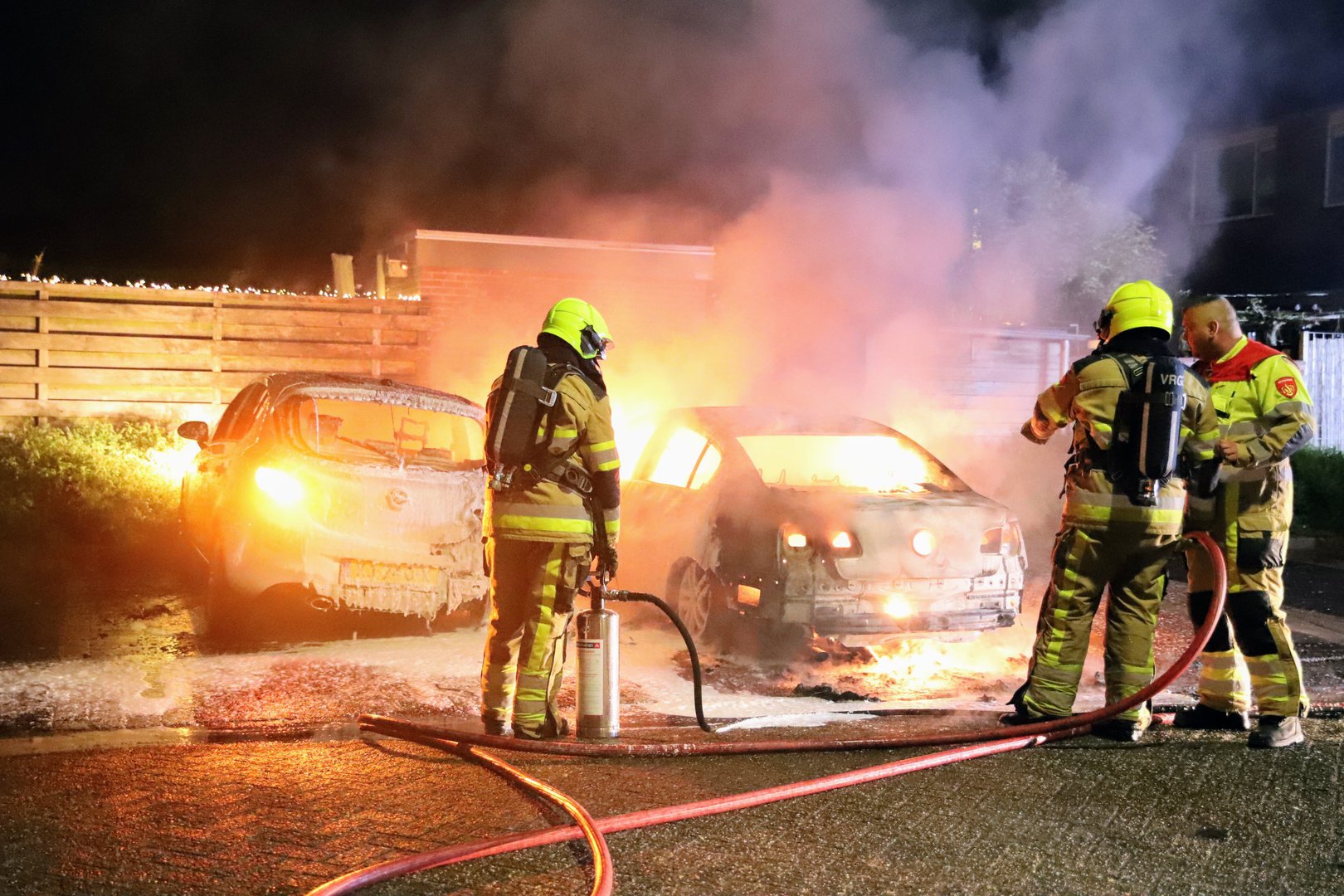 Twee auto’s in brand op parkeerplaats in Tiel