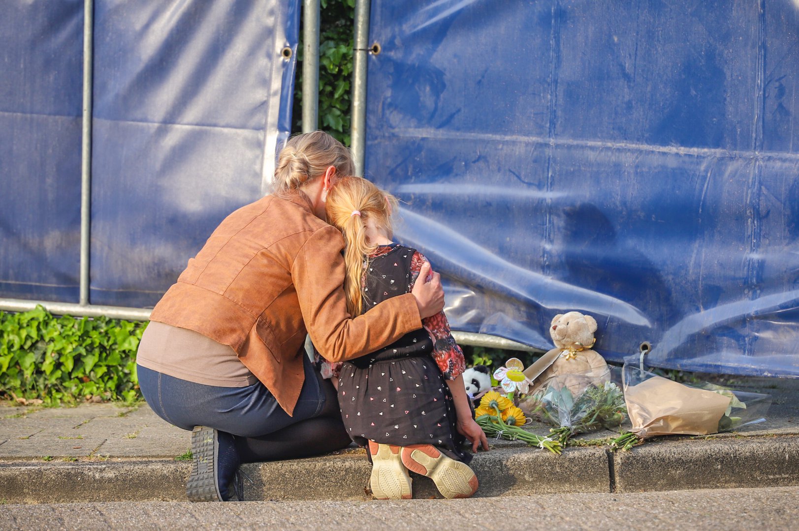 Eerste bloemen en knuffels worden gelegd voor slachtoffers drama in Geldermalsen