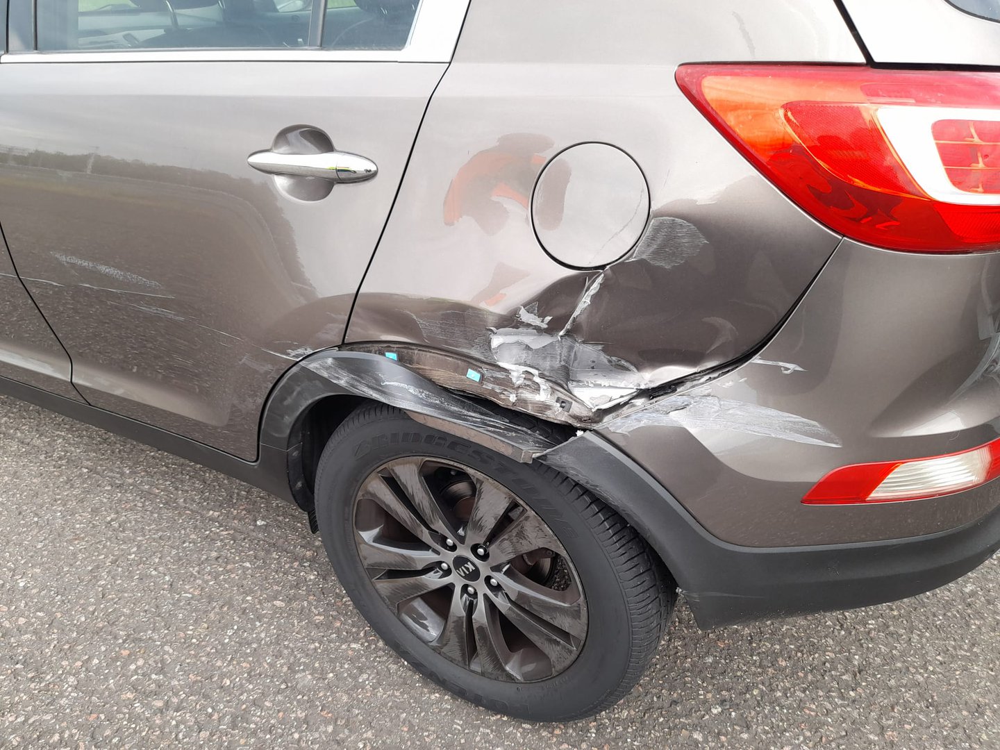 Bestelbus doorgereden na ongeluk met paardentrailer A50