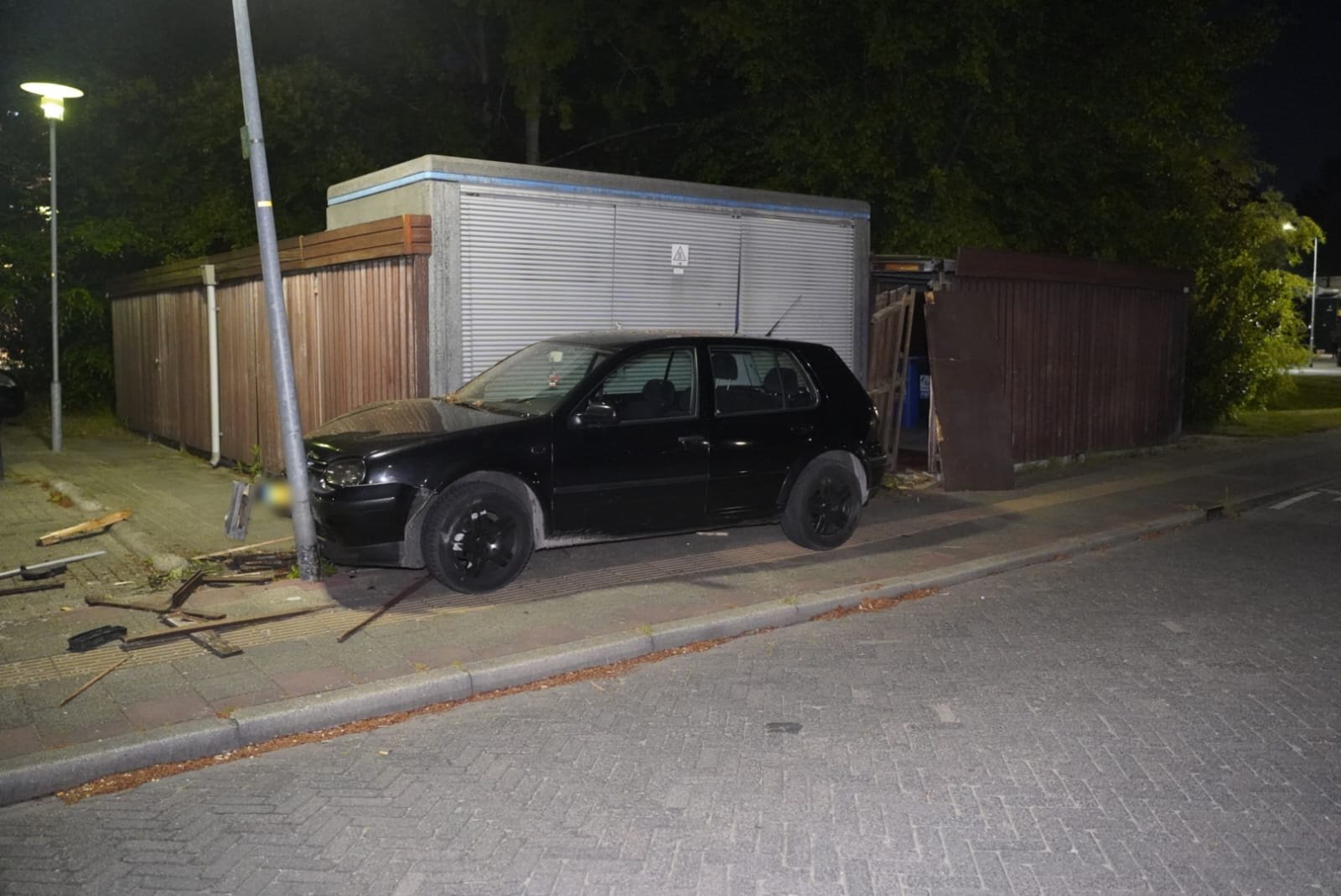 Auto rijdt tegen elektriciteitshuisje en komt tegen lantaarnpaal tot stilstand