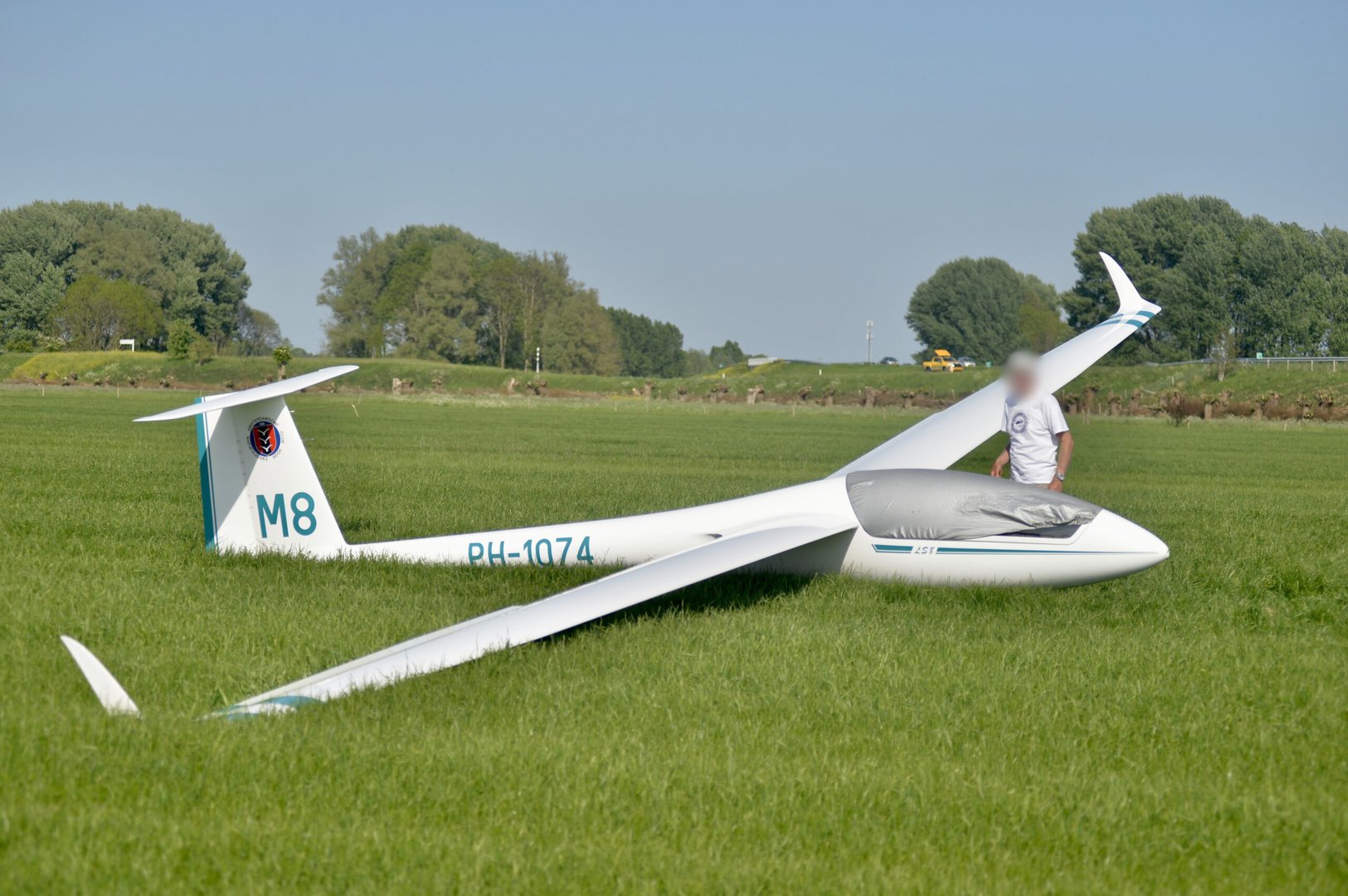 Omstanders melden ‘vliegtuigcrash’: Zweefvlieger landt naast snelweg