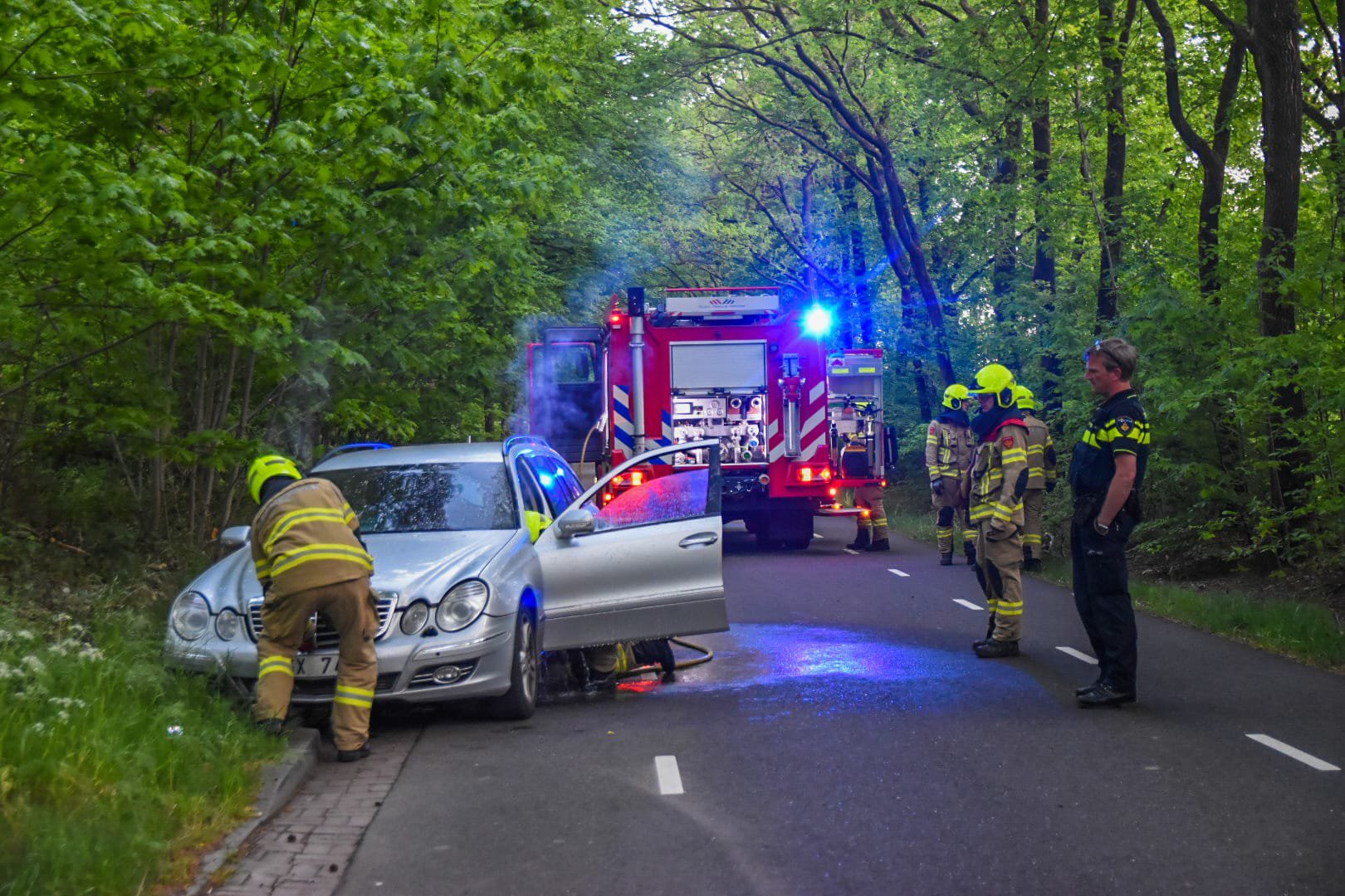 Kortsluiting in auto in Doorwerth: brandweer blust auto