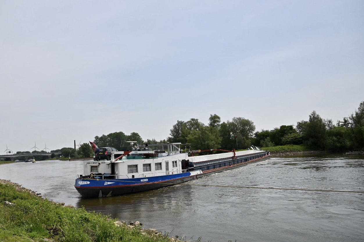 Schip overdwars op de IJssel bij Arnhem