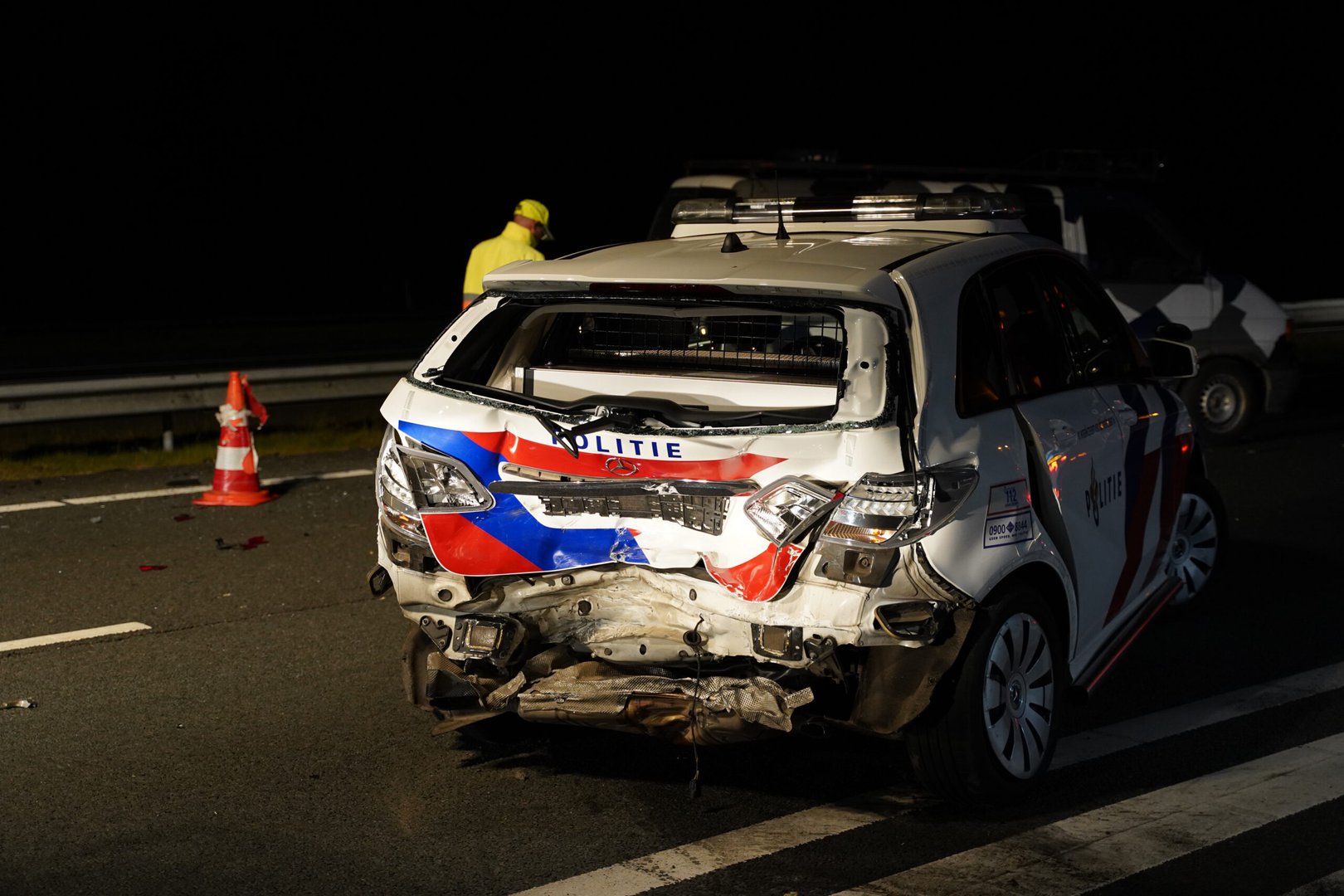 Vijf gewonden bij ongevallen A28: politiewagen geramd bij afzetting