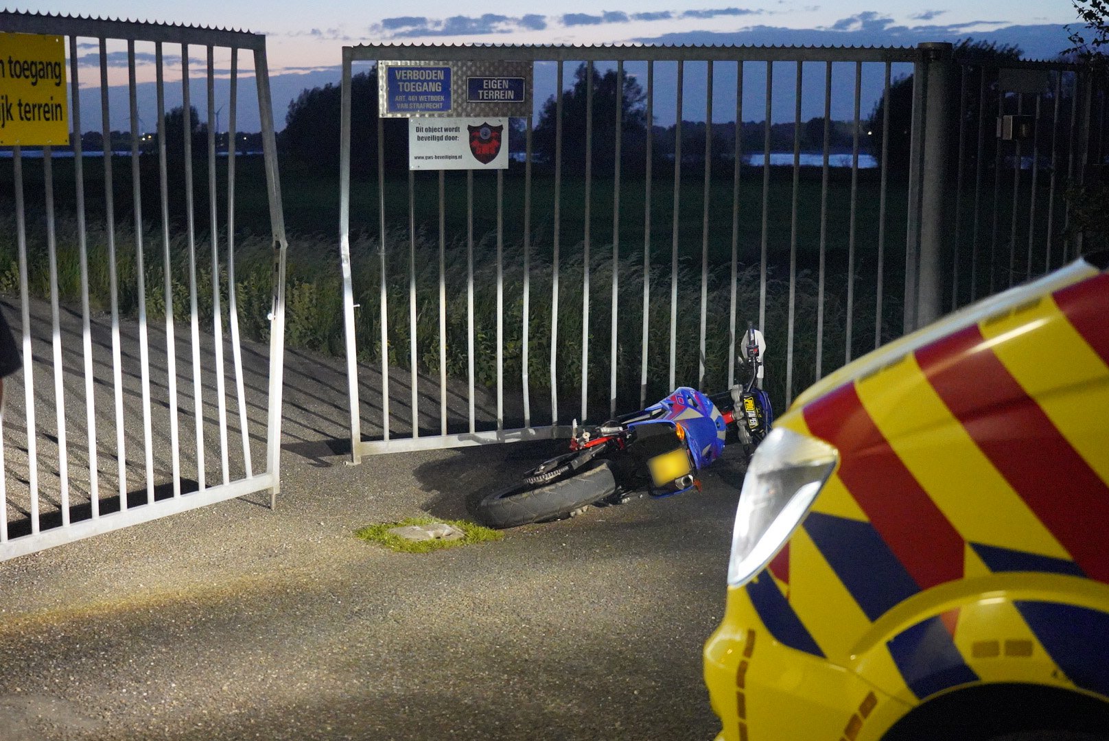 Scooterrijder onder invloed klapt tegen gesloten poort