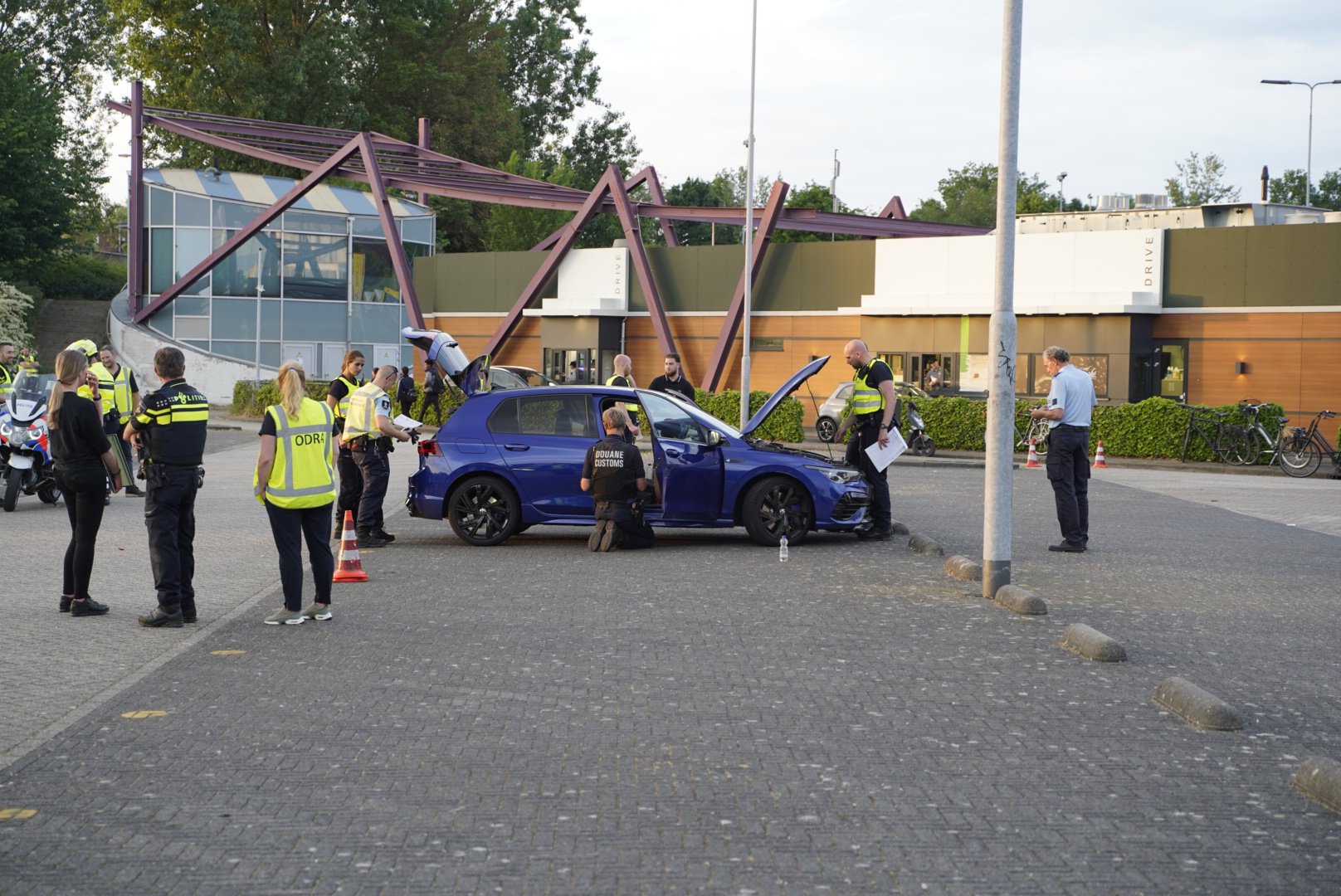 Aanhoudingen en voertuig in beslag genomen bij verkeerscontrole in Arnhem