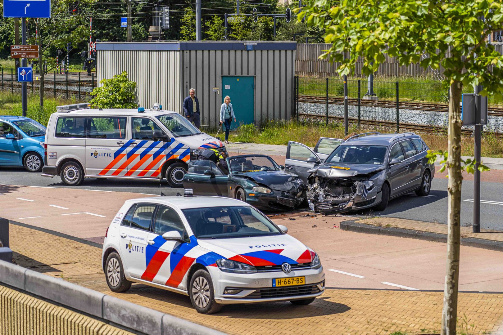 Auto’s botsen na verlaten kiss & ride bij station Dieren