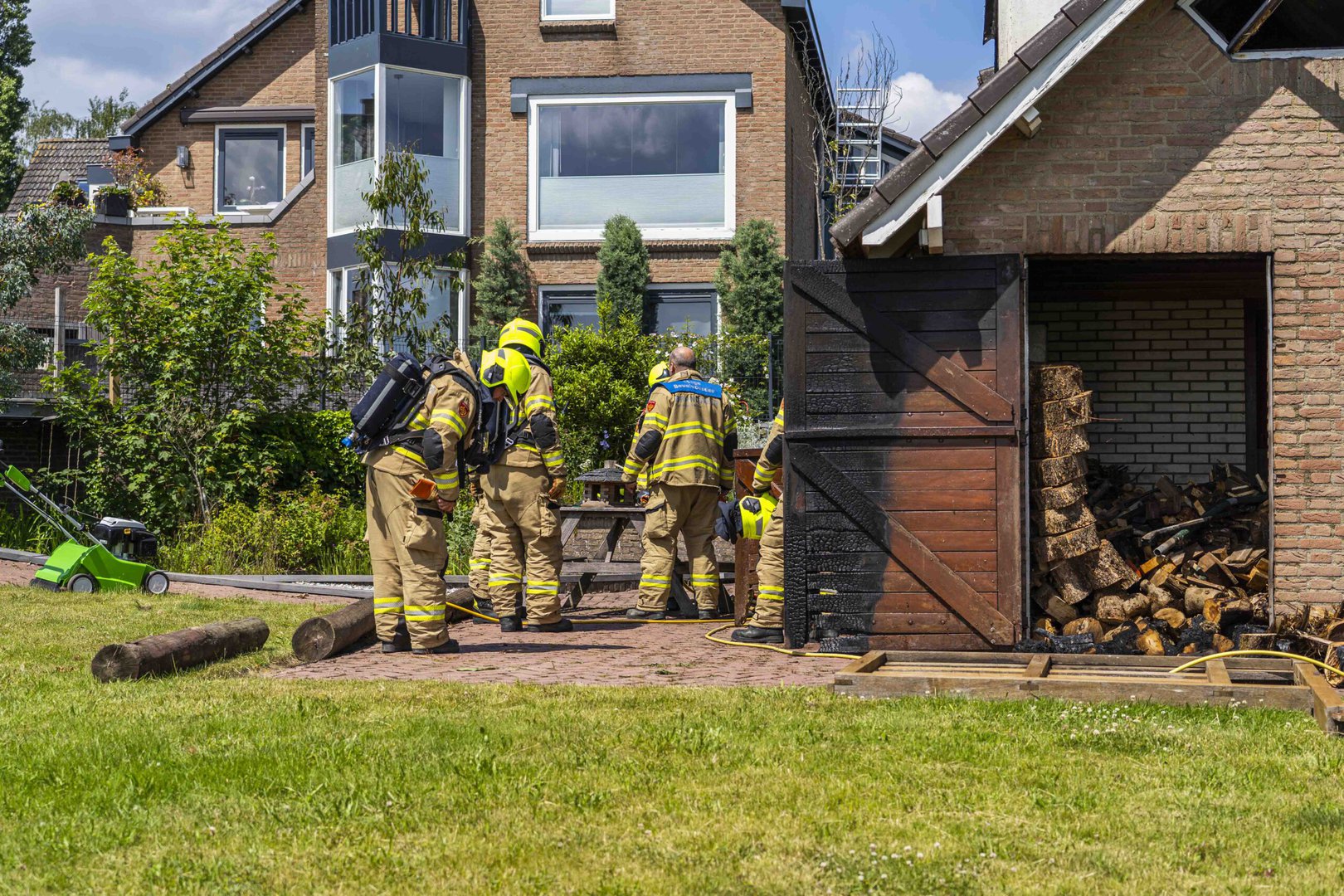 Brand in schuurtje na onkruid branden in Dieren