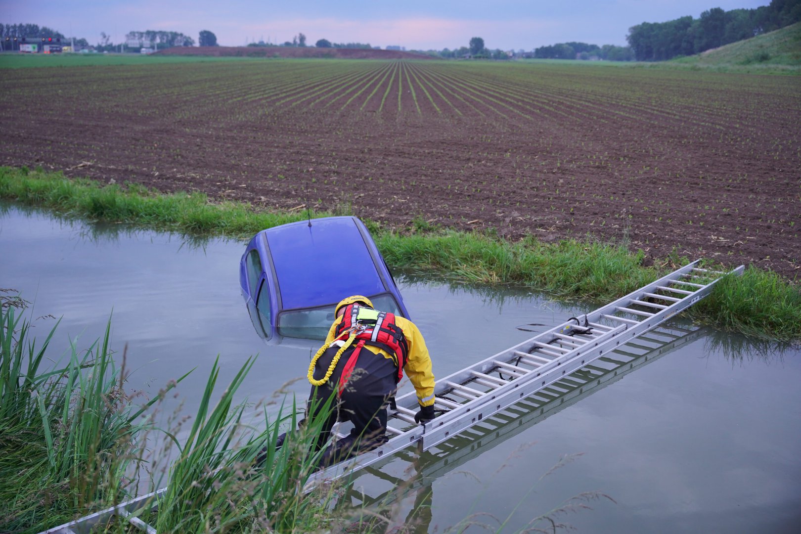 Voertuig raakt te water bij knooppunt Ewijk