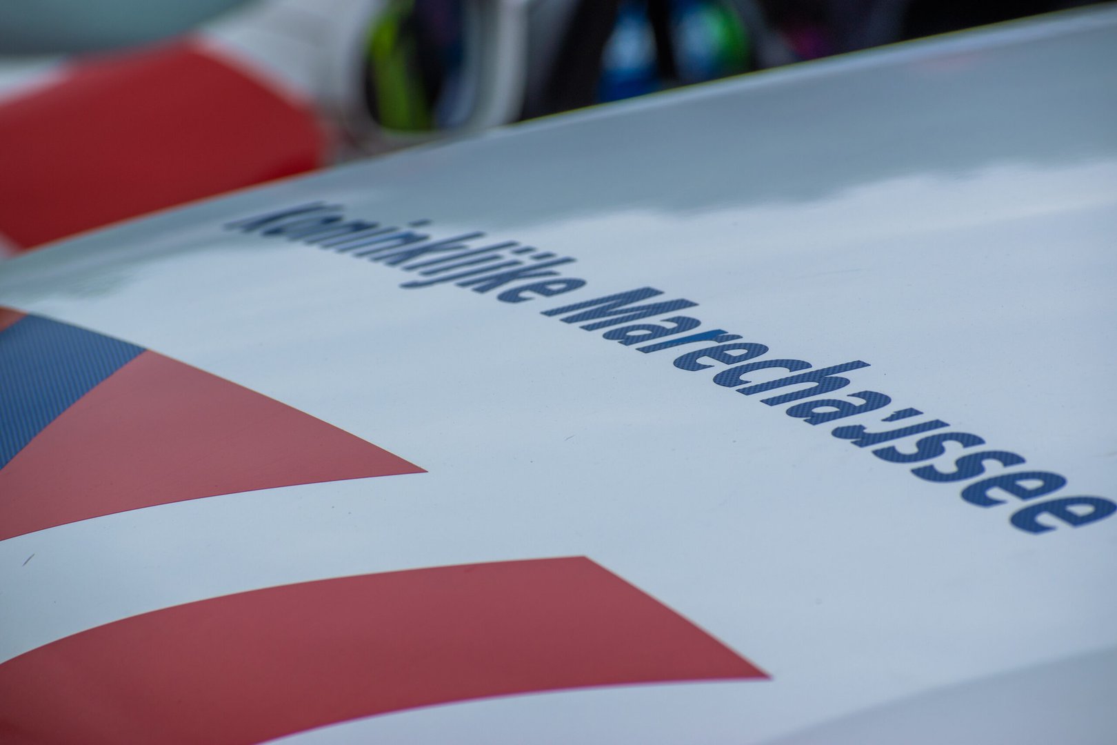 Bestuurster met rijverbod slaat op de vlucht voor Marechaussee