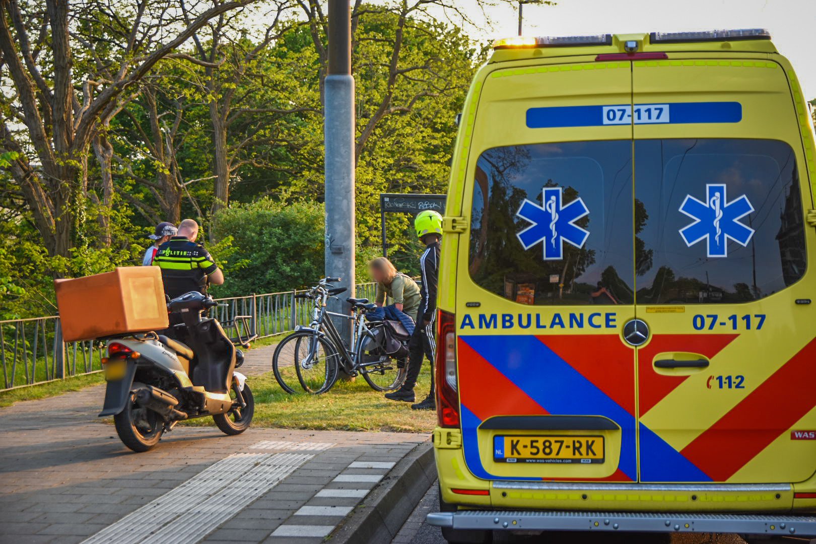 Maaltijdbezorger (16) rijdt fietsster aan in Arnhem en heeft geen rijbewijs