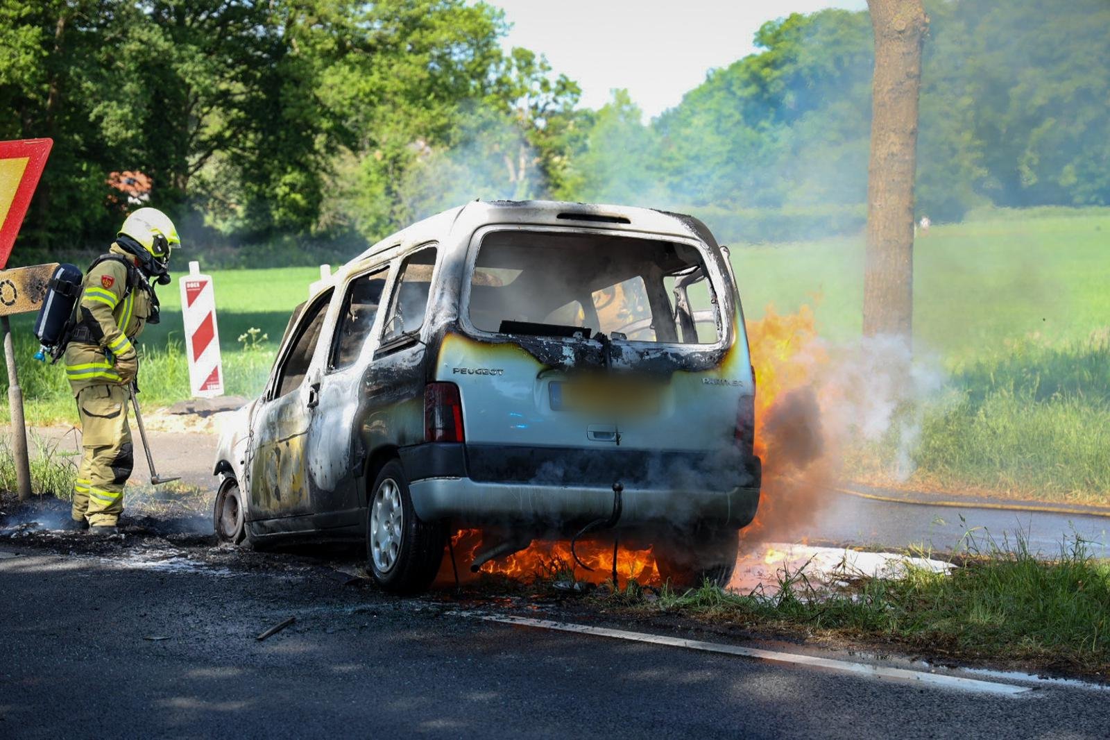 Autobrand na ongeluk Velp zorgt voor verkeerschaos