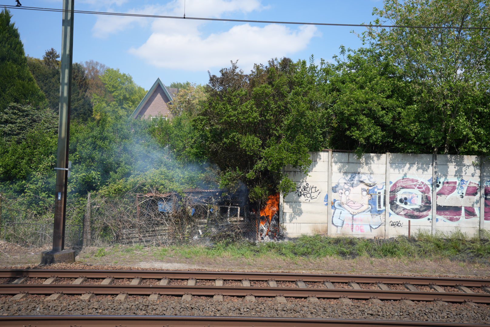 Nog urenlang geen treinverkeer na brand in Rheden