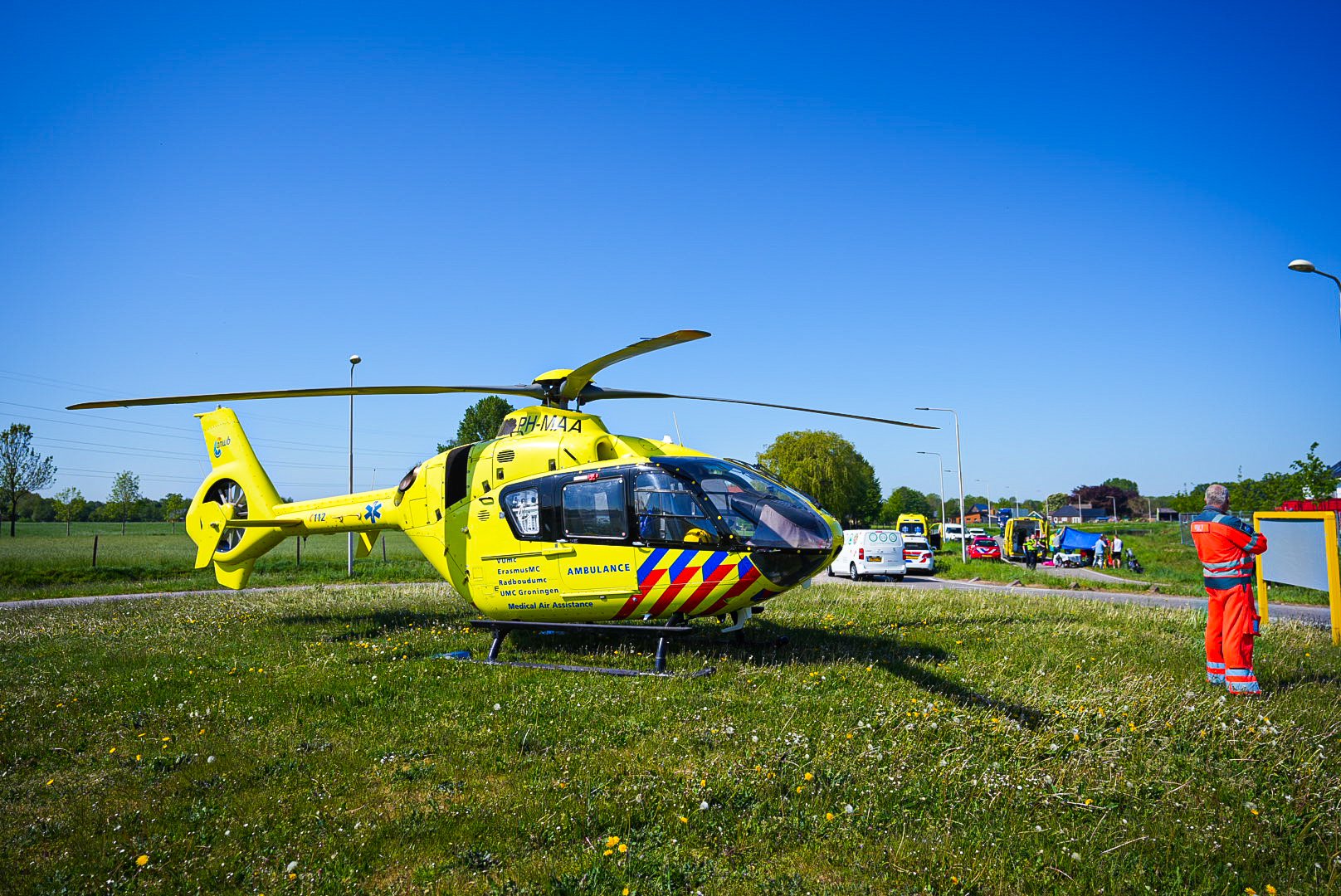 Fietser gereanimeerd na val, traumahelikopter landt op rotonde