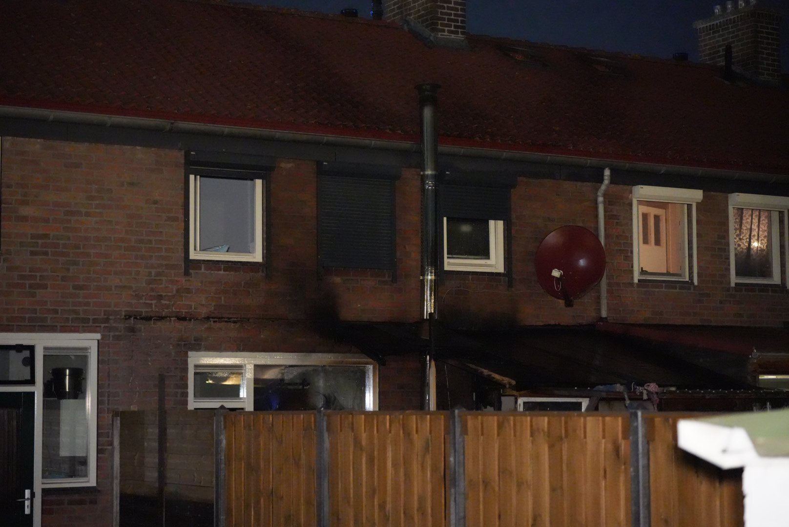 Honden wekken gezin voor fikse brand in Arnhem