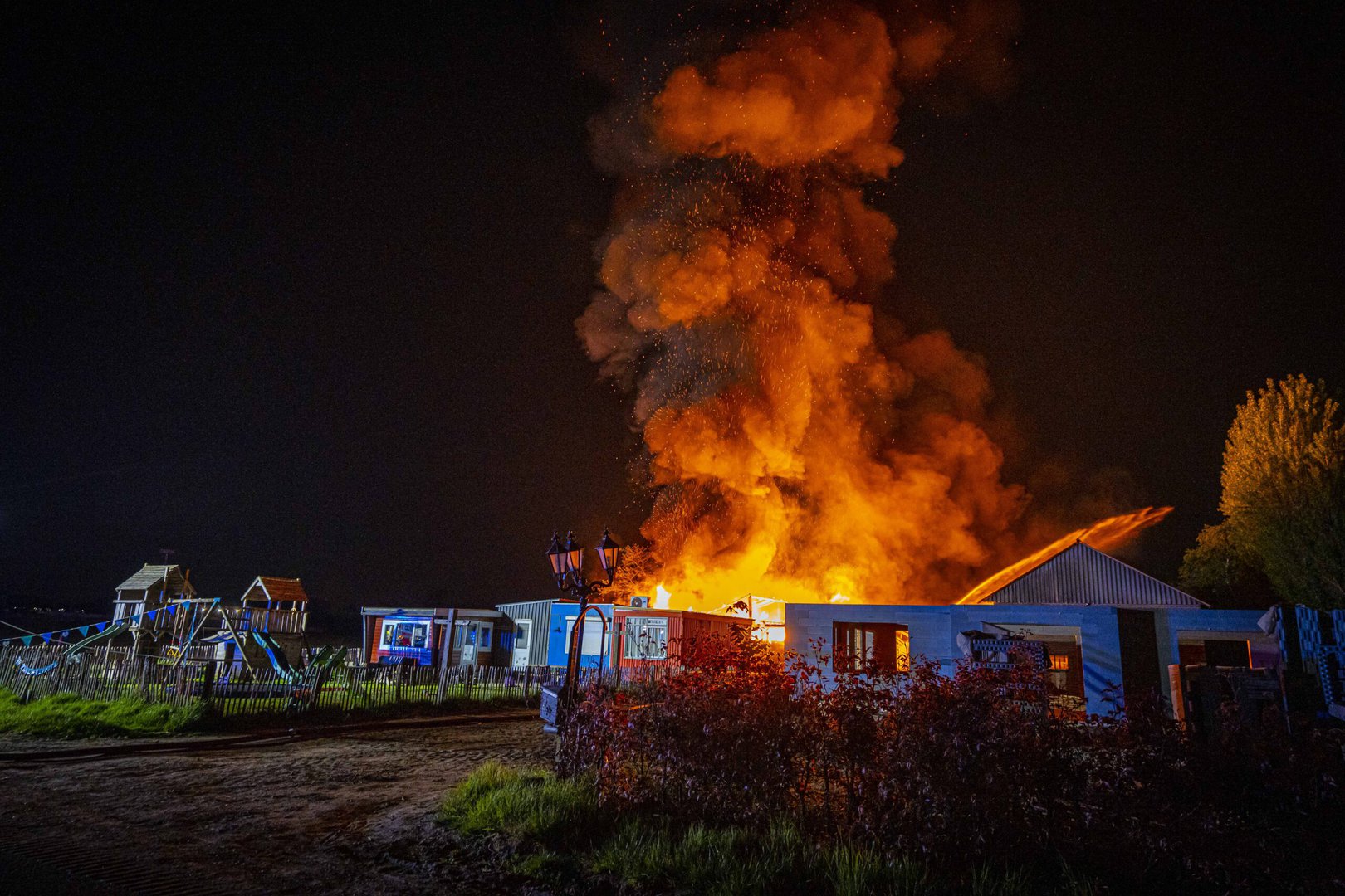 Grote brand Duiven: Brandweer redt honden met puppy’s