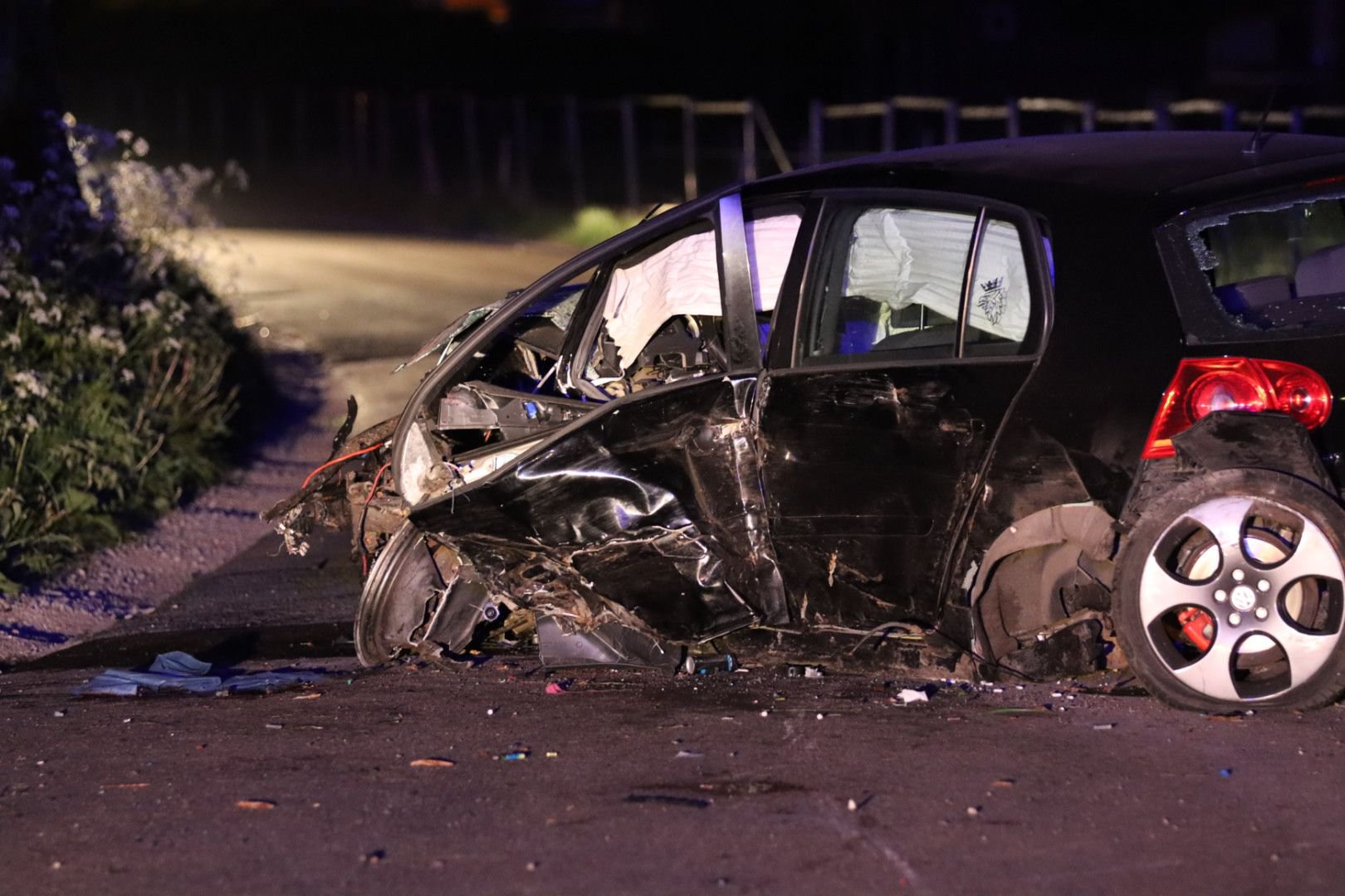 Automobilist crasht tegen bomen, twee zwaargewonden