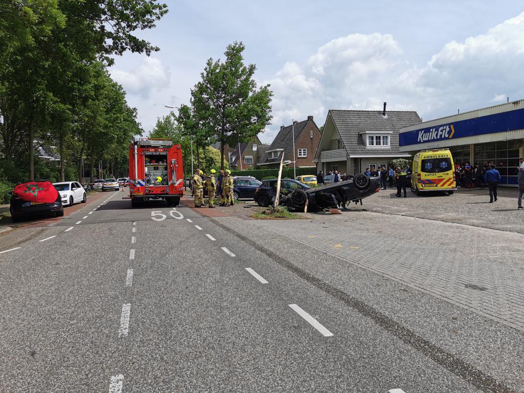 Bestuurder ‘van trouwstoet’ vliegt met Mercedes over de kop