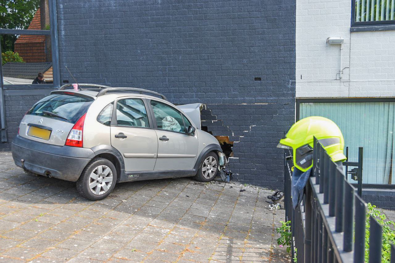 Automobilist klapt tegen gebouw in Heelsum