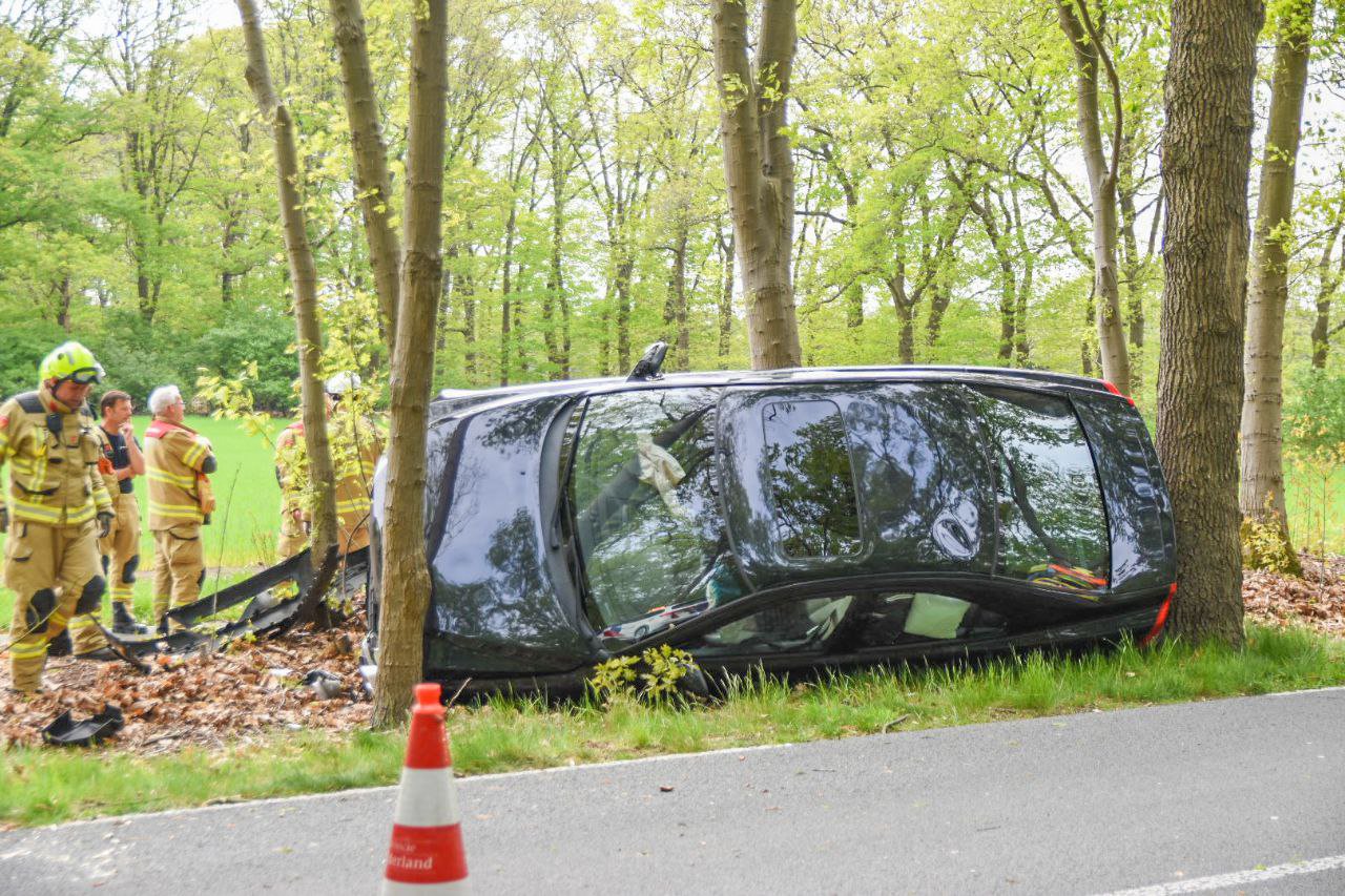 Auto belandt tussen de bomen bij ongeluk Koningsweg Arnhem