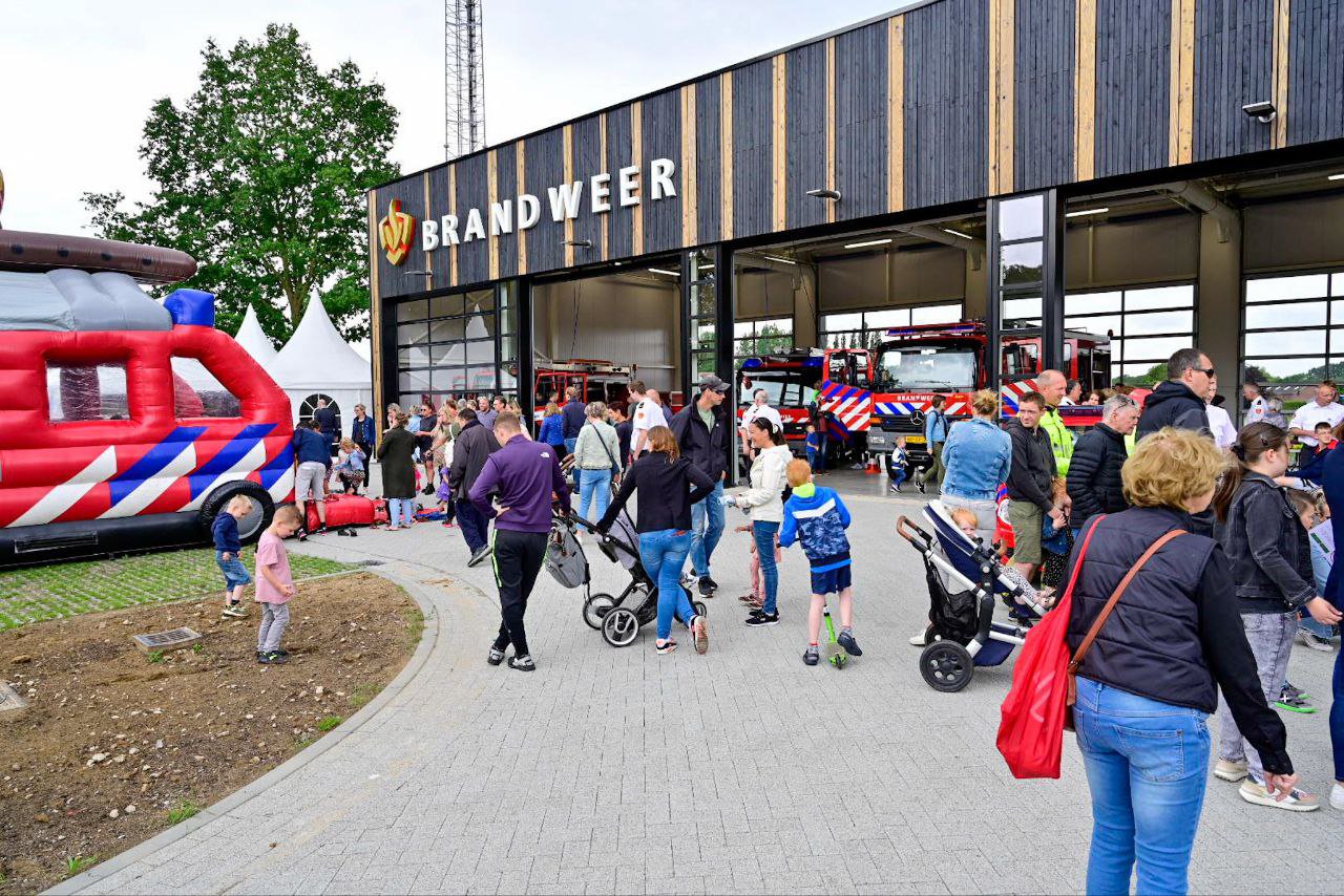 FOTOREPORTAGE: Grote belangstelling voor open dag brandweer Didam