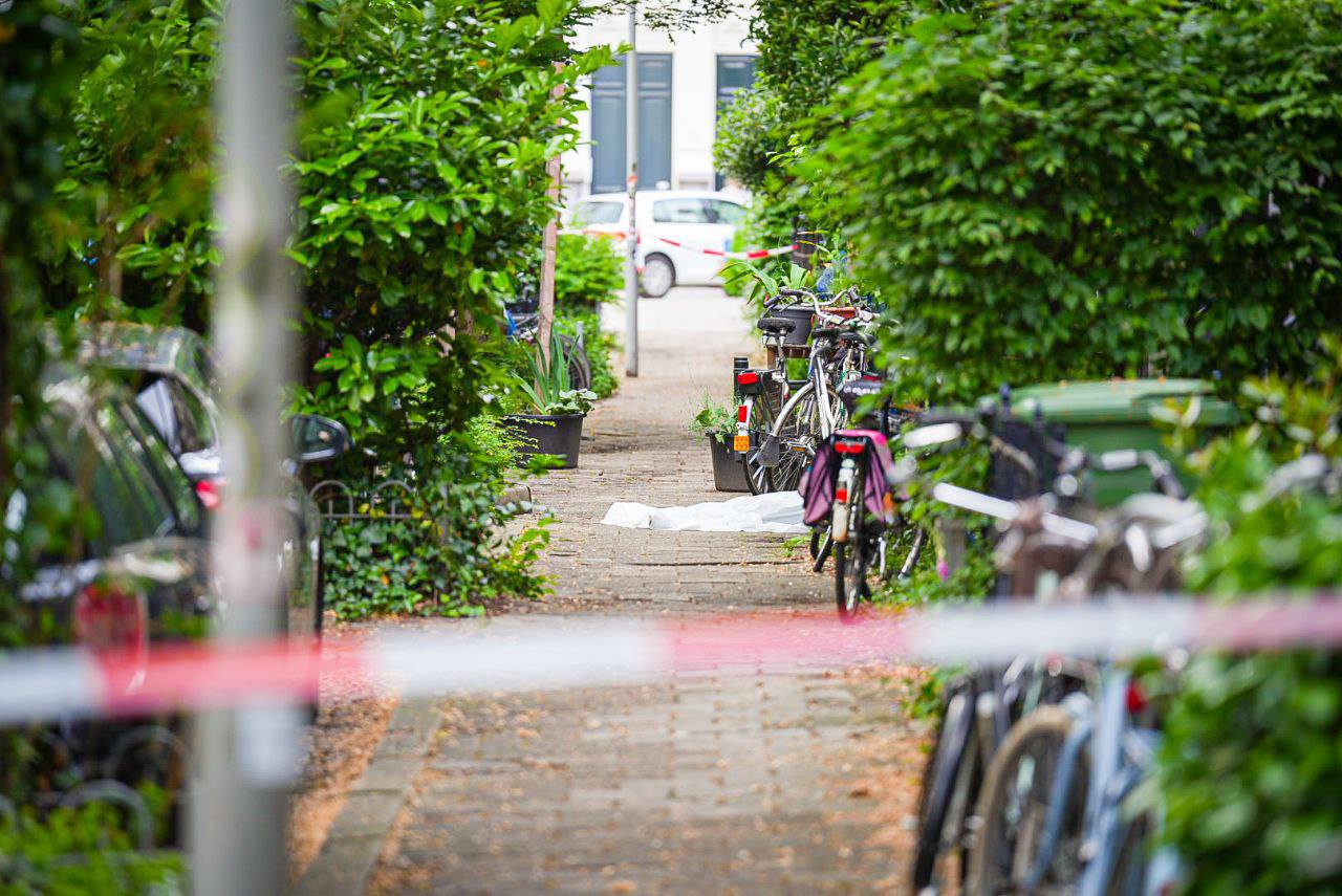 Lichaam aangetroffen op straat Arnhem, politie doet onderzoek