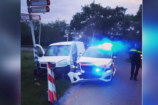 Agenten rijden hert dood tijdens wilde achtervolging in Brummen