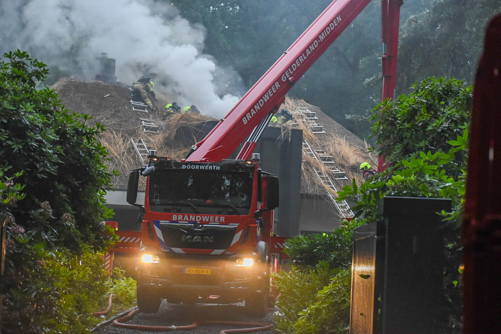(UPDATE) Uitslaande brand bij vrijstaande woning met rietenkap