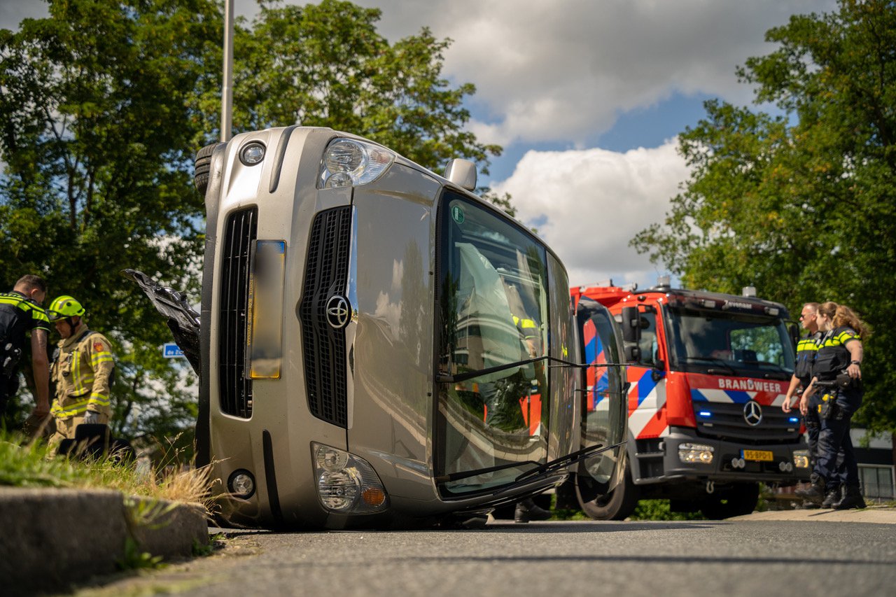 Auto belandt op de kant bij ongeval in Zevenaar