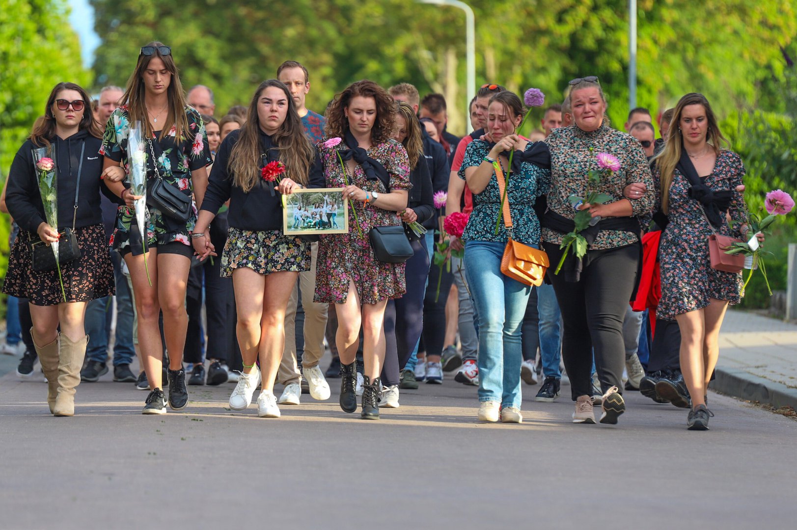 FOTO’S: Honderden mensen lopen stille tocht voor doodgeschoten Manon